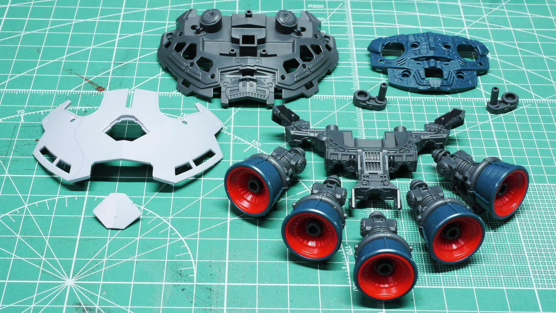 外装を取り付けてみるとその曲面が微妙なRで構成されていて一瞬では読み切れないほどです。この機体下部のメカ部はメタリックカラーで塗装すればとても雰囲気がよくなるのではないでしょうか