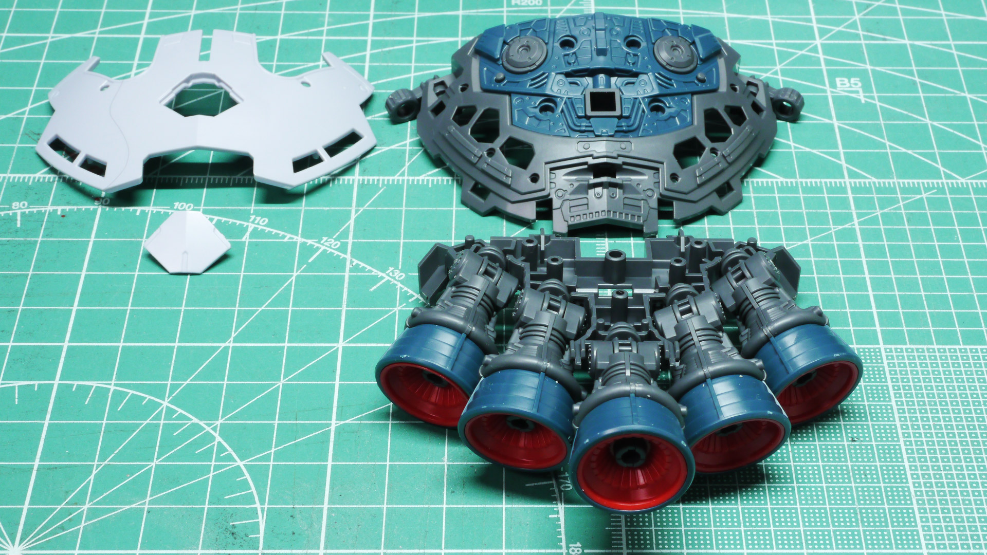 外装を取り付けてみるとその曲面が微妙なRで構成されていて一瞬では読み切れないほどです。この機体下部のメカ部はメタリックカラーで塗装すればとても雰囲気がよくなるのではないでしょうか