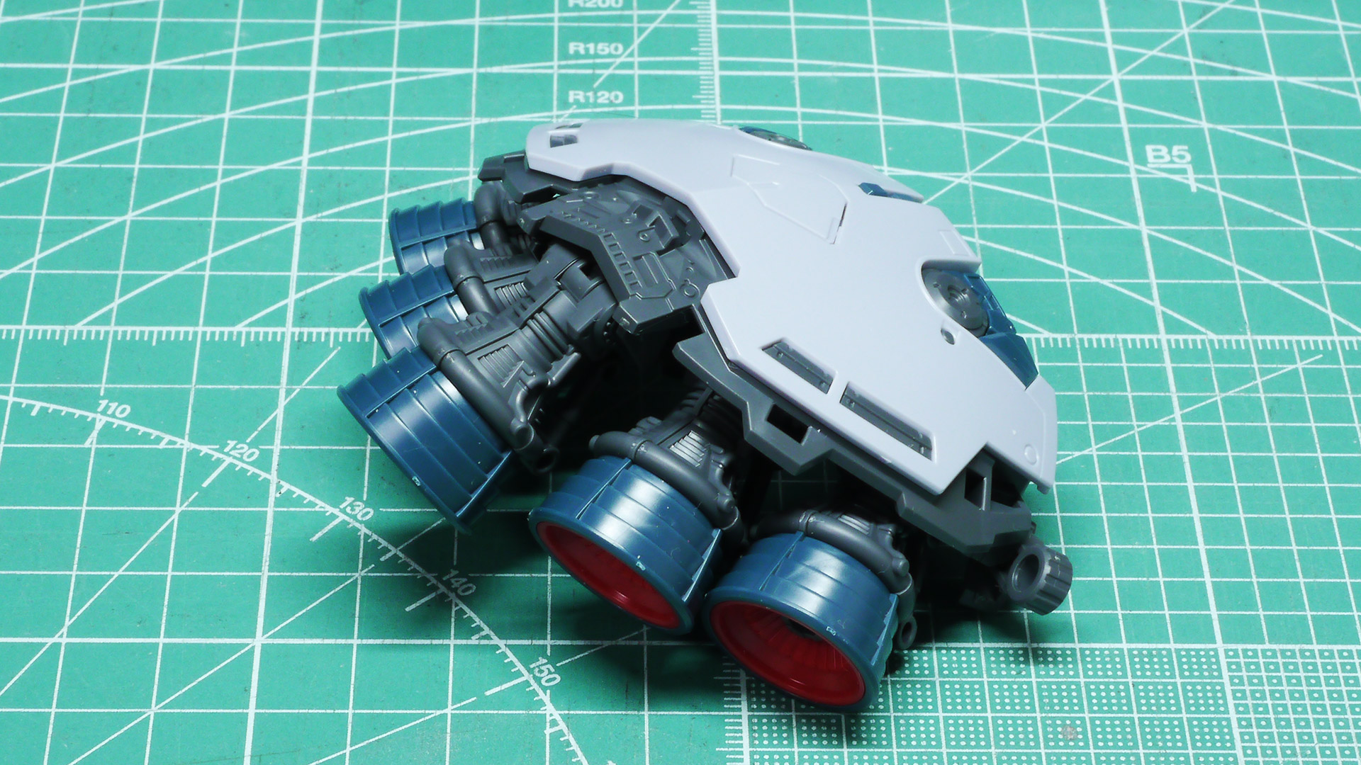 外装を取り付けてみるとその曲面が微妙なRで構成されていて一瞬では読み切れないほどです。この機体下部のメカ部はメタリックカラーで塗装すればとても雰囲気がよくなるのではないでしょうか