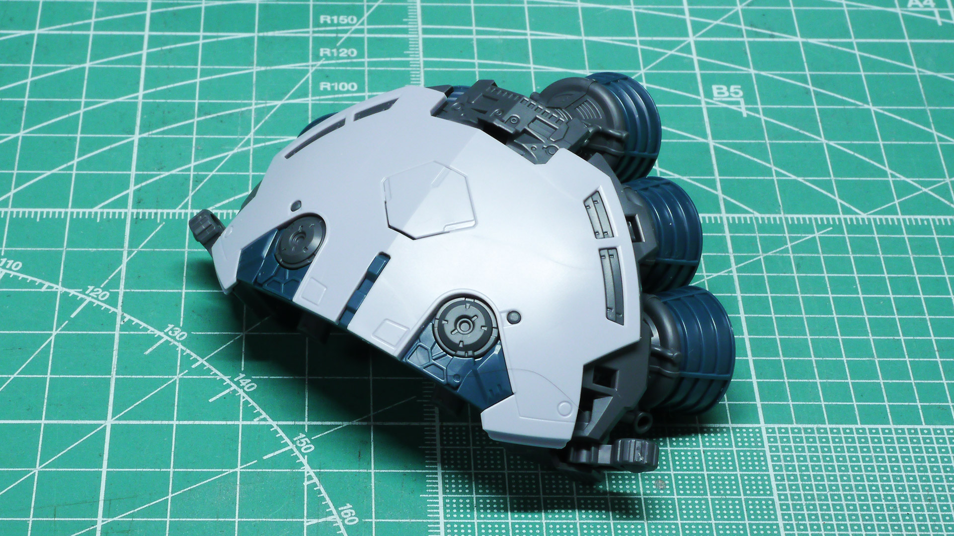 外装を取り付けてみるとその曲面が微妙なRで構成されていて一瞬では読み切れないほどです。この機体下部のメカ部はメタリックカラーで塗装すればとても雰囲気がよくなるのではないでしょうか