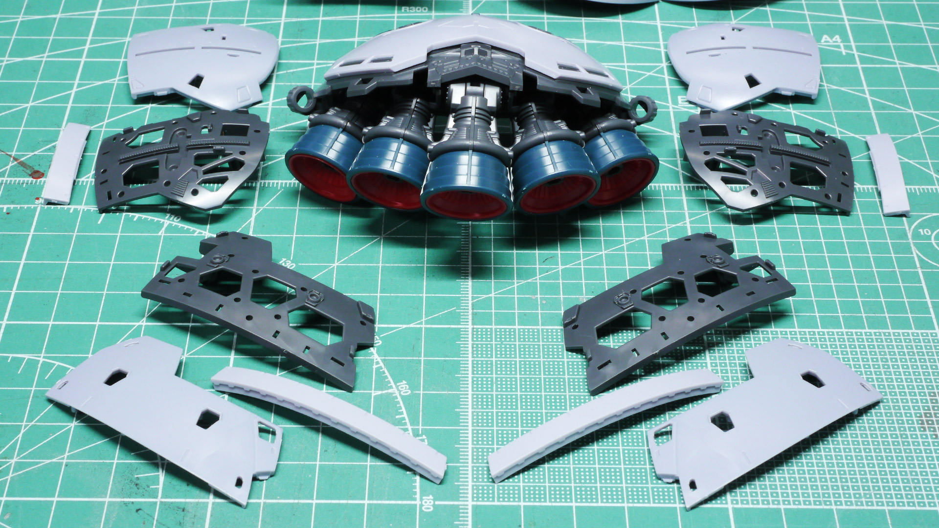 完成した腰部はそれだけでとてつもない存在感を示します。なんだか甲殻類をも思わせてくれますね。凶暴なジオングにハートマークがありました