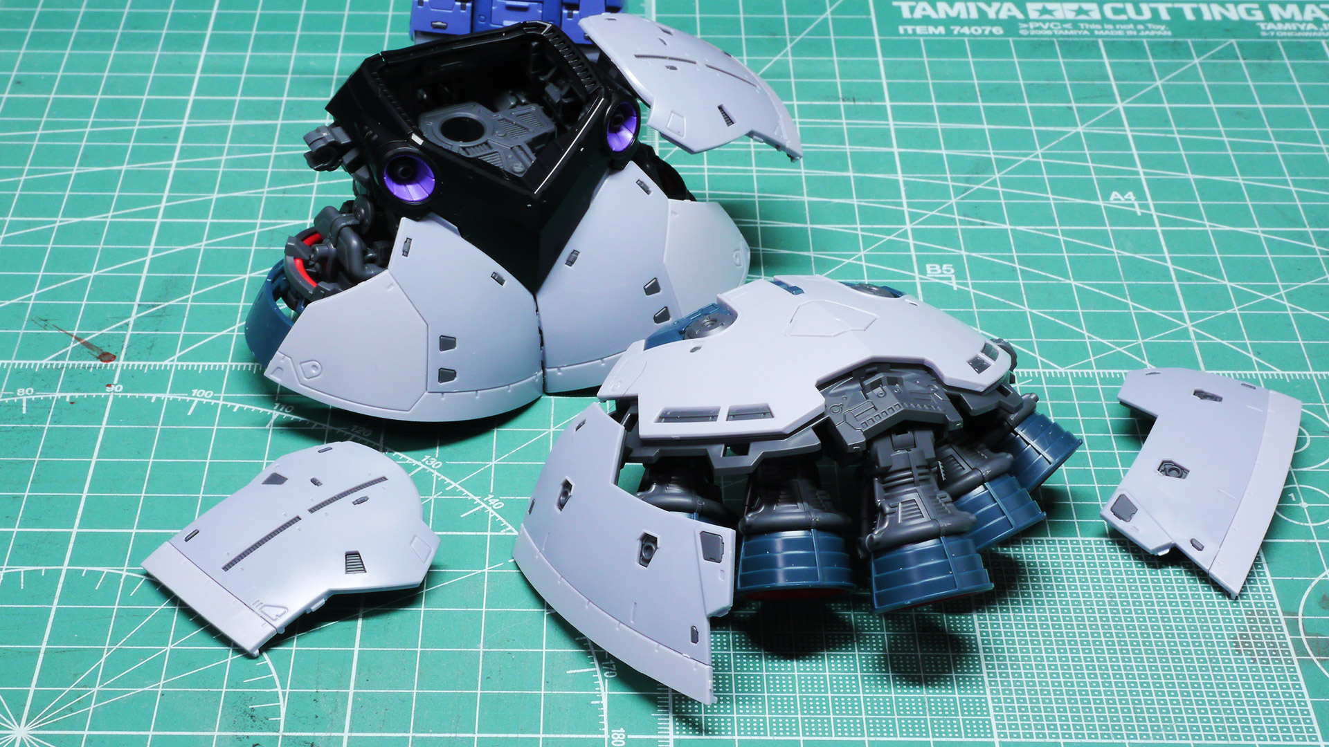 完成した腰部はそれだけでとてつもない存在感を示します。なんだか甲殻類をも思わせてくれますね。凶暴なジオングにハートマークがありました