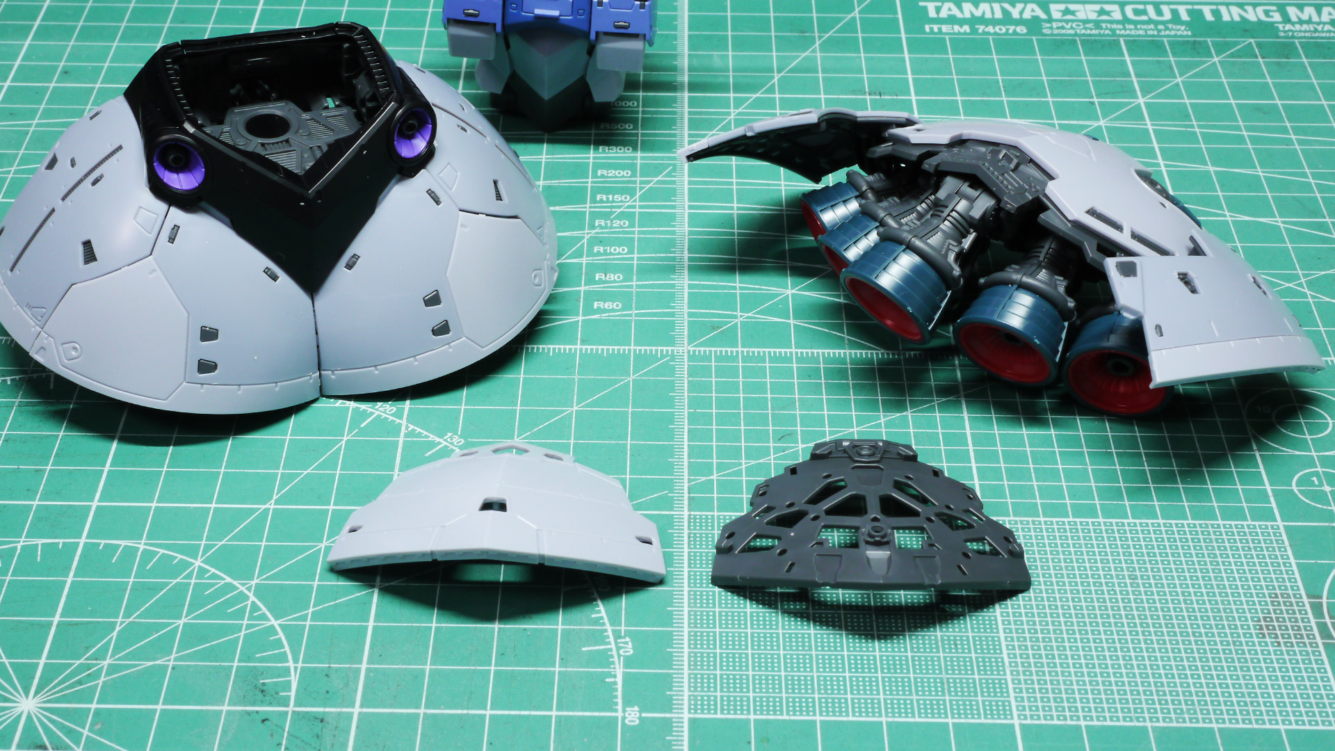 完成した腰部はそれだけでとてつもない存在感を示します。なんだか甲殻類をも思わせてくれますね。凶暴なジオングにハートマークがありました