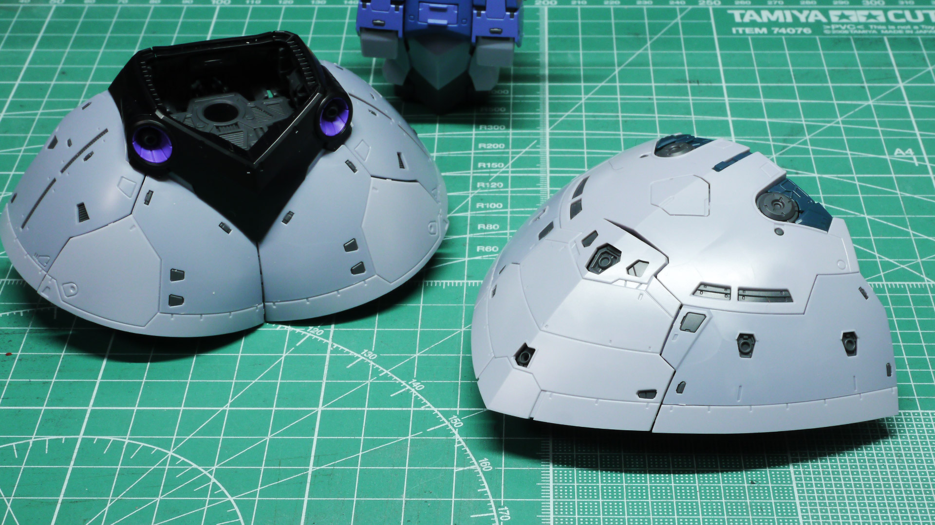 完成した腰部はそれだけでとてつもない存在感を示します。なんだか甲殻類をも思わせてくれますね。凶暴なジオングにハートマークがありました