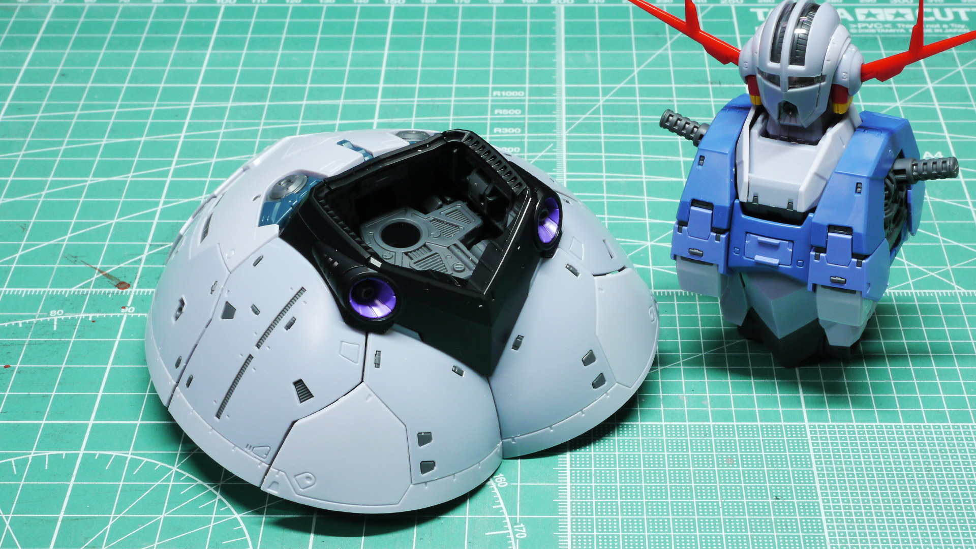 完成した腰部はそれだけでとてつもない存在感を示します。なんだか甲殻類をも思わせてくれますね。凶暴なジオングにハートマークがありました