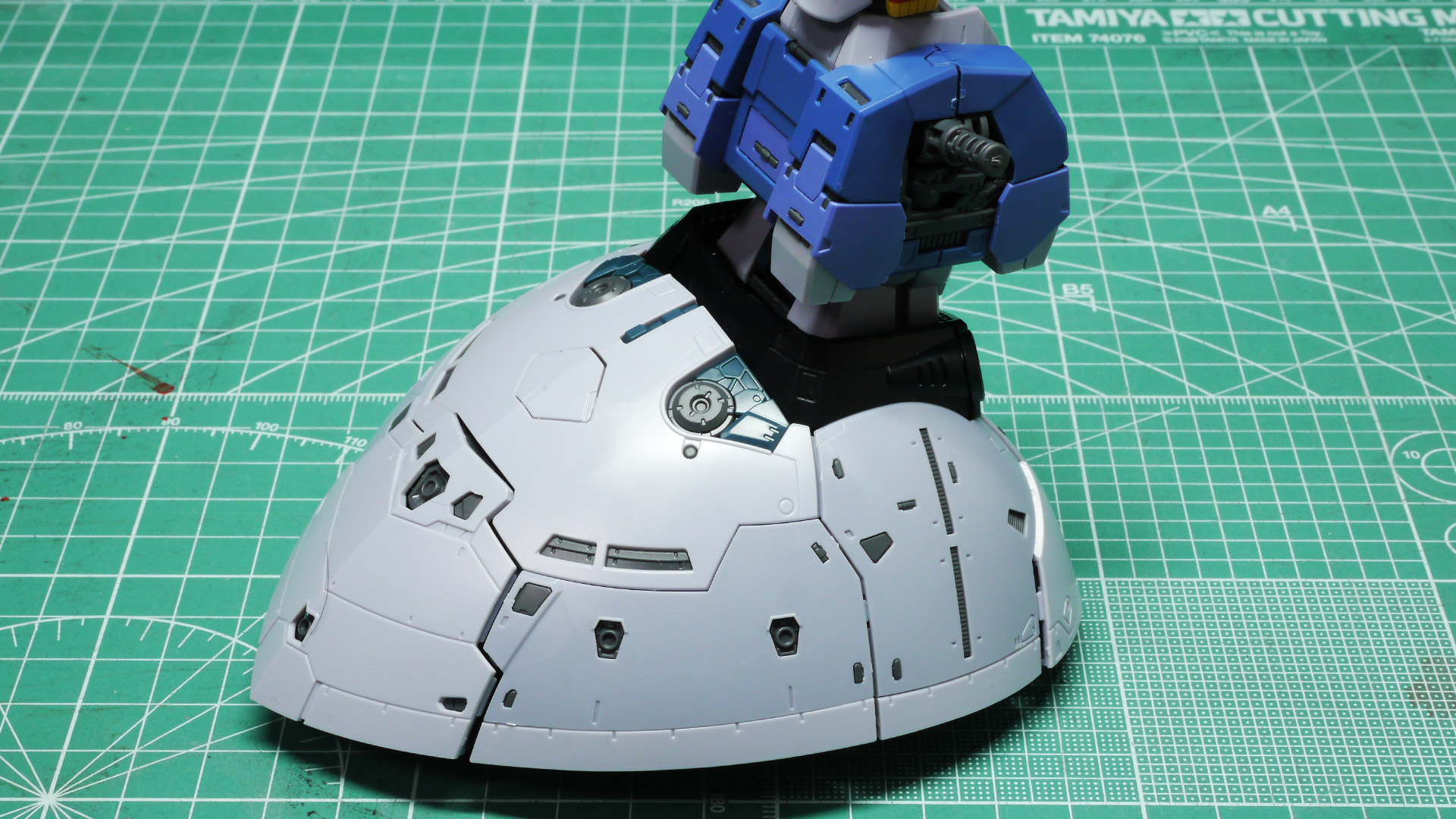 完成した腰部はそれだけでとてつもない存在感を示します。なんだか甲殻類をも思わせてくれますね。凶暴なジオングにハートマークがありました