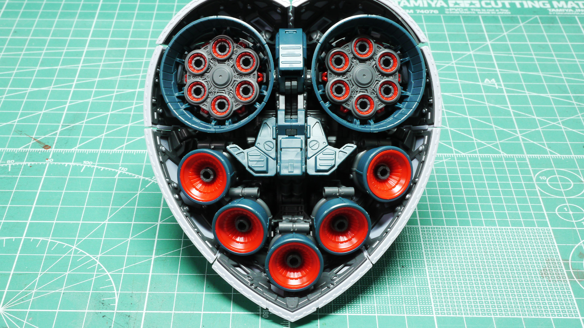 完成した腰部はそれだけでとてつもない存在感を示します。なんだか甲殻類をも思わせてくれますね。凶暴なジオングにハートマークがありました