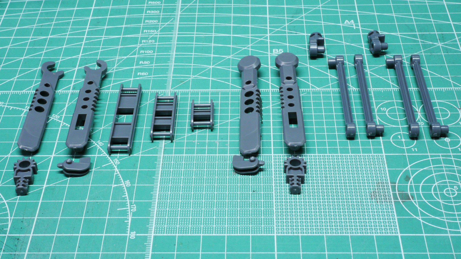 大きい6角形の3つのベースはジョイントでつながります。アーム類はそれほど強くないので飾り方は限られるかもしれません