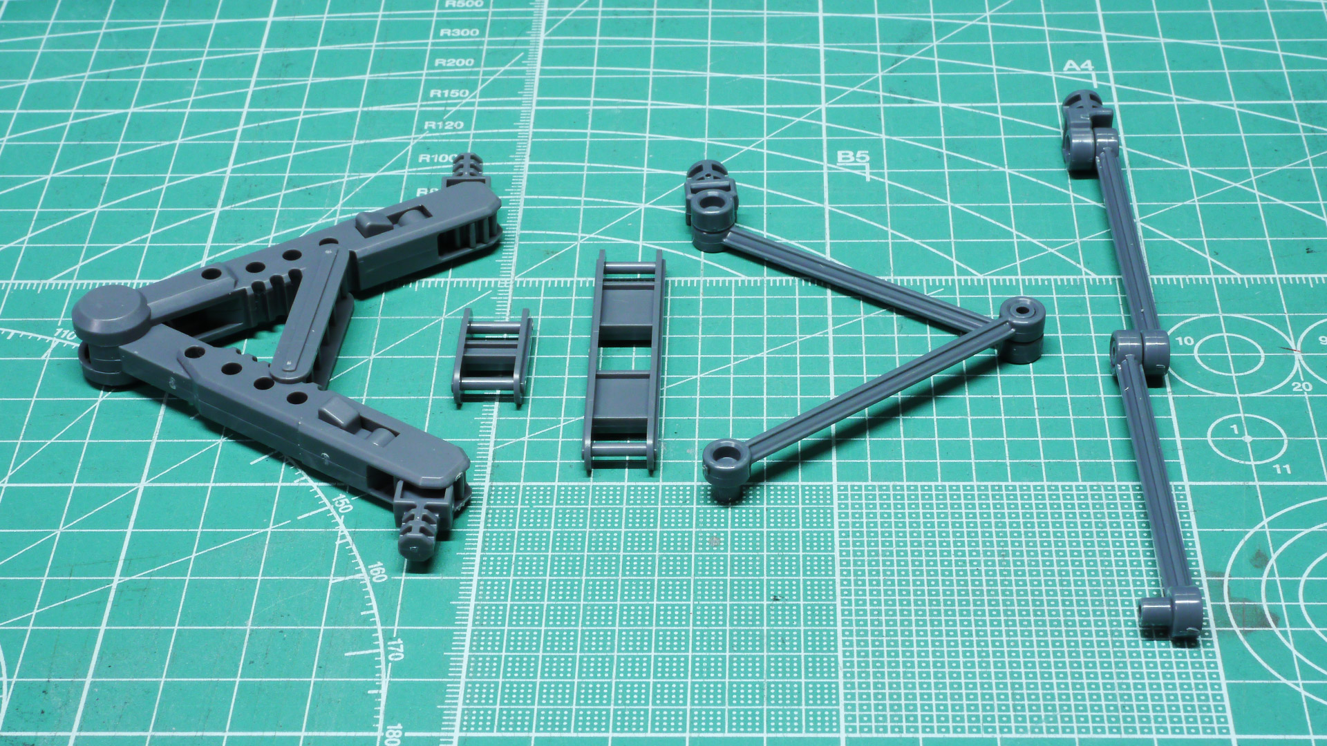 大きい6角形の3つのベースはジョイントでつながります。アーム類はそれほど強くないので飾り方は限られるかもしれません