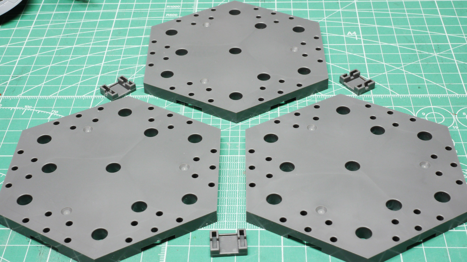 大きい6角形の3つのベースはジョイントでつながります。アーム類はそれほど強くないので飾り方は限られるかもしれません