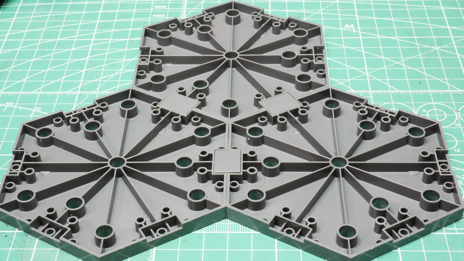 大きい6角形の3つのベースはジョイントでつながります。アーム類はそれほど強くないので飾り方は限られるかもしれません