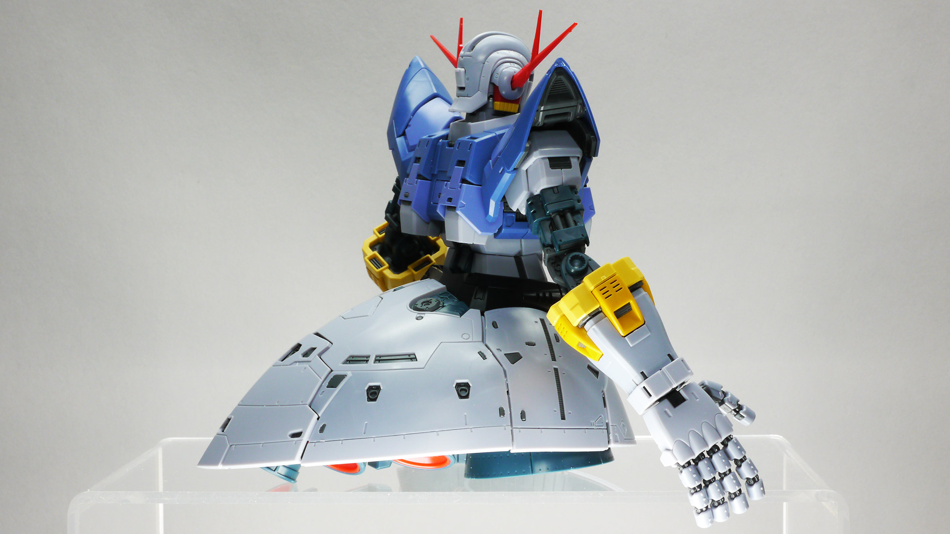 RGならではの可動性能でいろんな表情付けが可能です。携行装備がないジオングですから腕やハンドを大きく振ると見栄がばっちり決まります