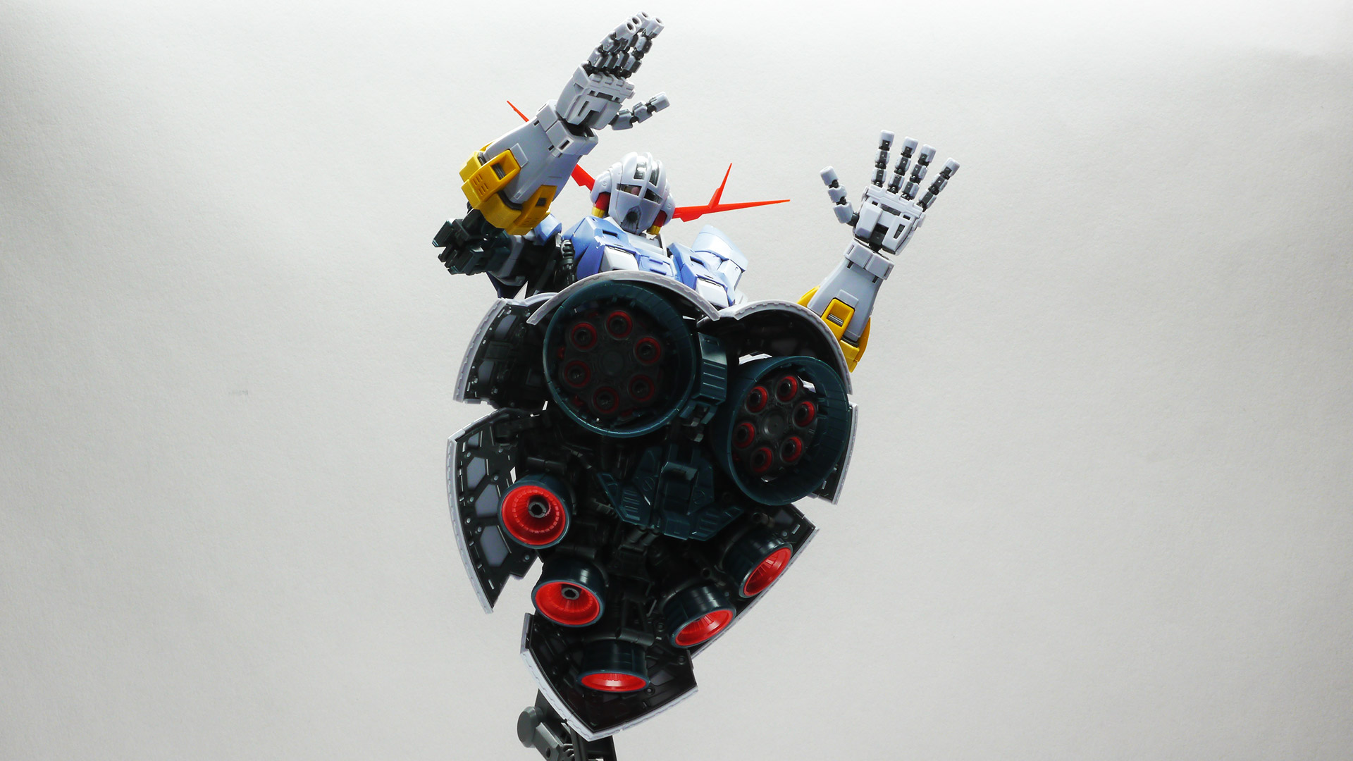 RGならではの可動性能でいろんな表情付けが可能です。携行装備がないジオングですから腕やハンドを大きく振ると見栄がばっちり決まります