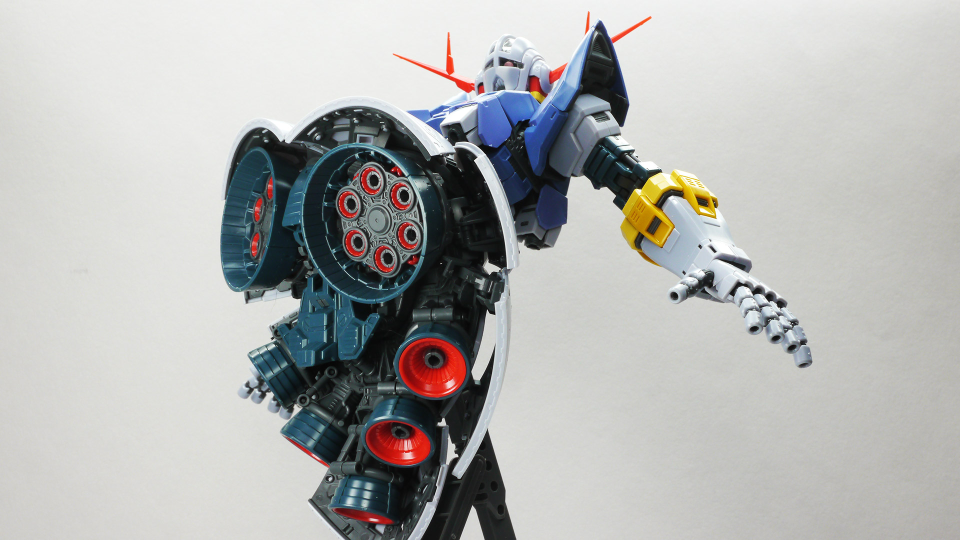 RGならではの可動性能でいろんな表情付けが可能です。携行装備がないジオングですから腕やハンドを大きく振ると見栄がばっちり決まります