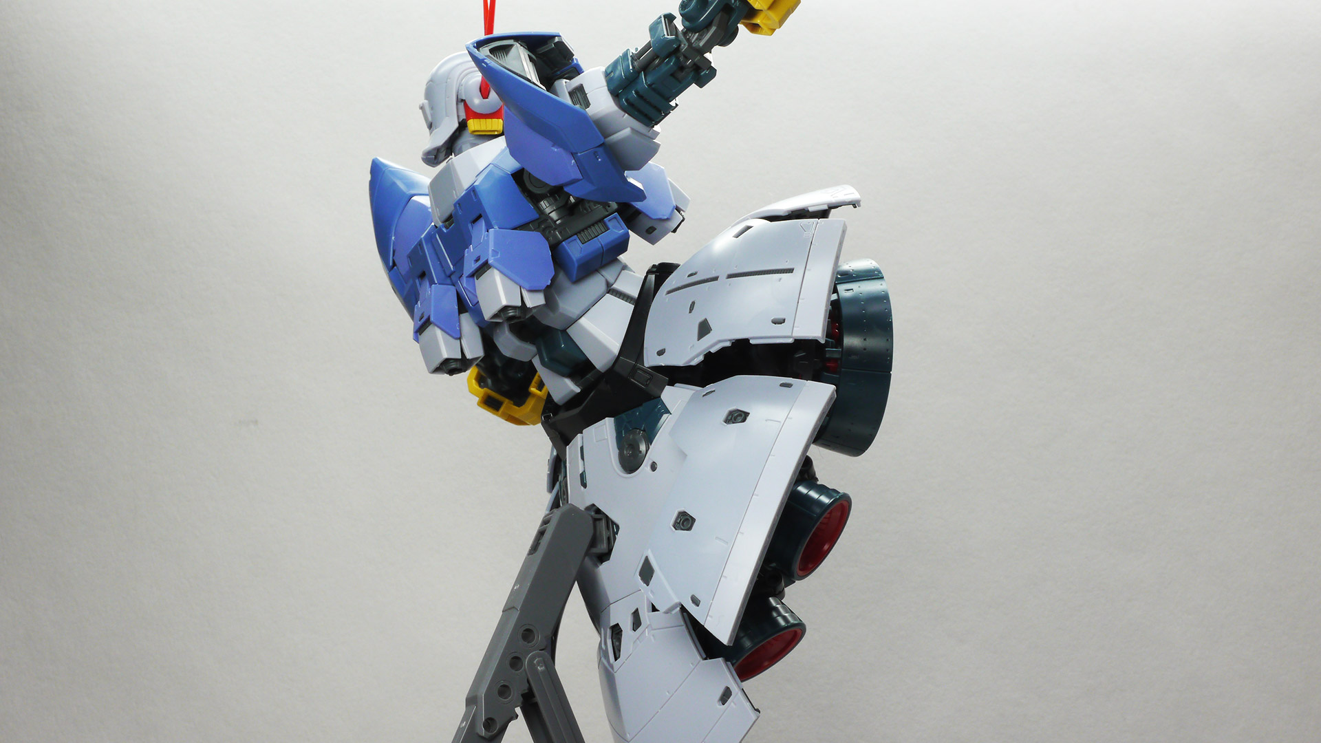 RGならではの可動性能でいろんな表情付けが可能です。携行装備がないジオングですから腕やハンドを大きく振ると見栄がばっちり決まります