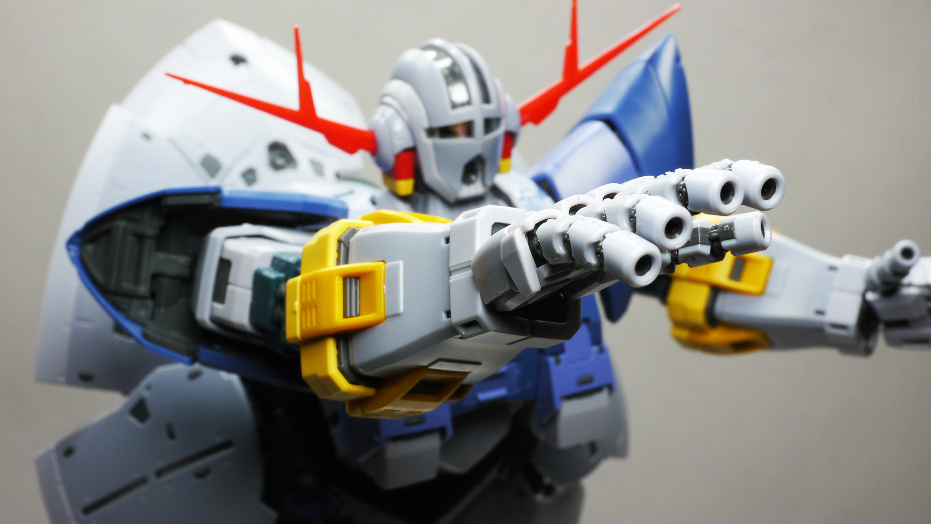 RGならではの可動性能でいろんな表情付けが可能です。携行装備がないジオングですから腕やハンドを大きく振ると見栄がばっちり決まります