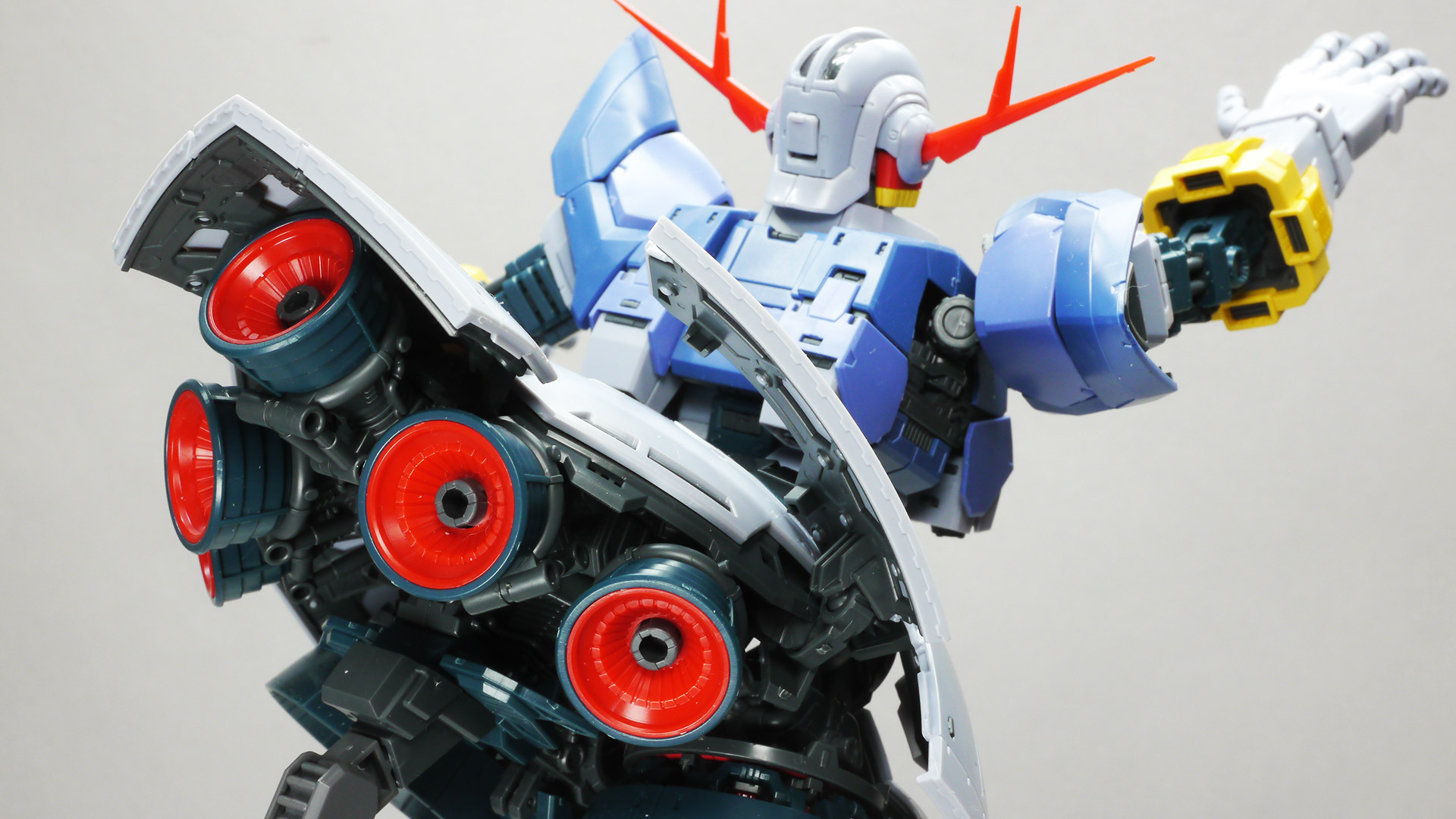 RGならではの可動性能でいろんな表情付けが可能です。携行装備がないジオングですから腕やハンドを大きく振ると見栄がばっちり決まります