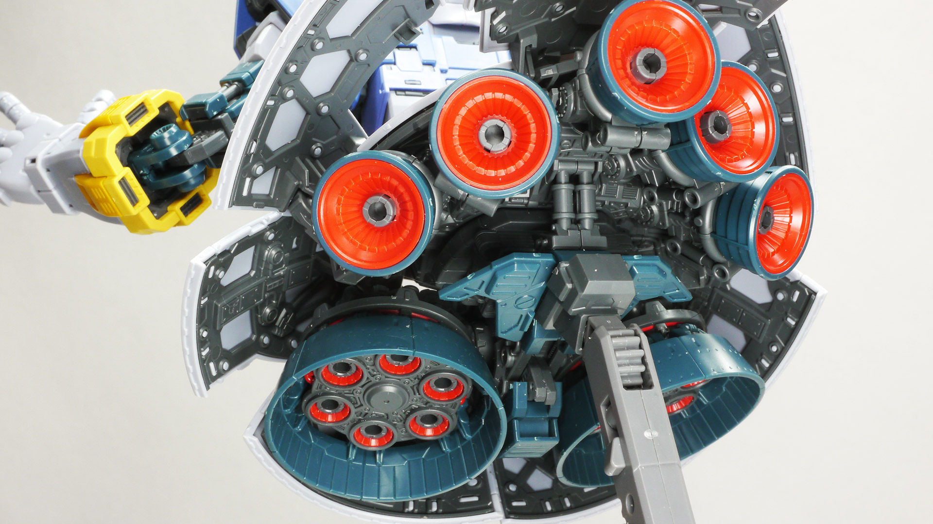 RGならではの可動性能でいろんな表情付けが可能です。携行装備がないジオングですから腕やハンドを大きく振ると見栄がばっちり決まります