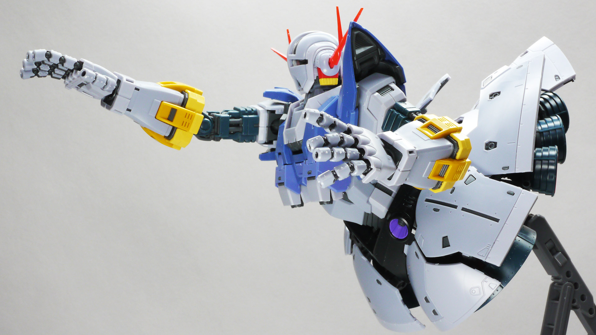 RGならではの可動性能でいろんな表情付けが可能です。携行装備がないジオングですから腕やハンドを大きく振ると見栄がばっちり決まります