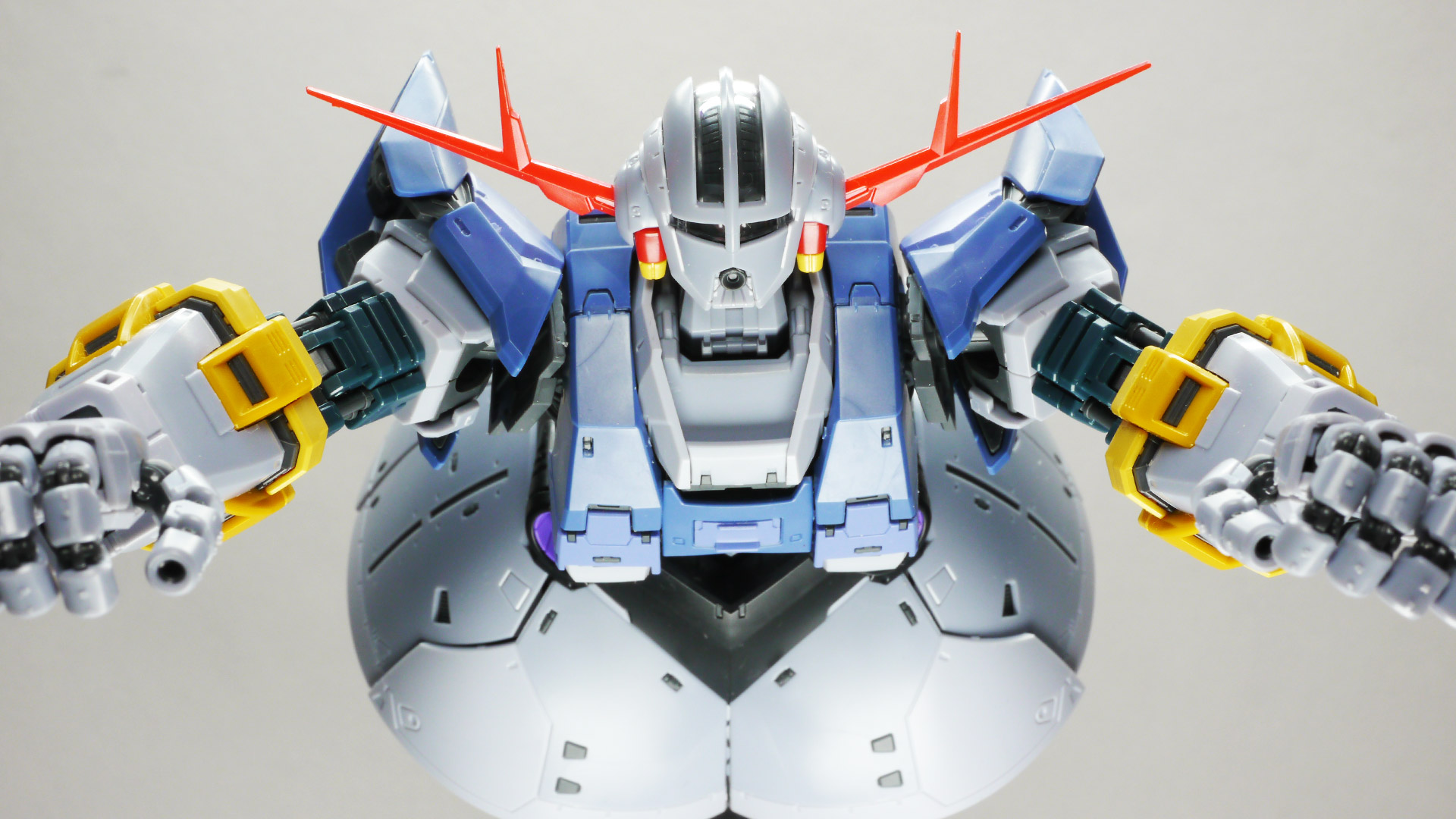 RGならではの可動性能でいろんな表情付けが可能です。携行装備がないジオングですから腕やハンドを大きく振ると見栄がばっちり決まります