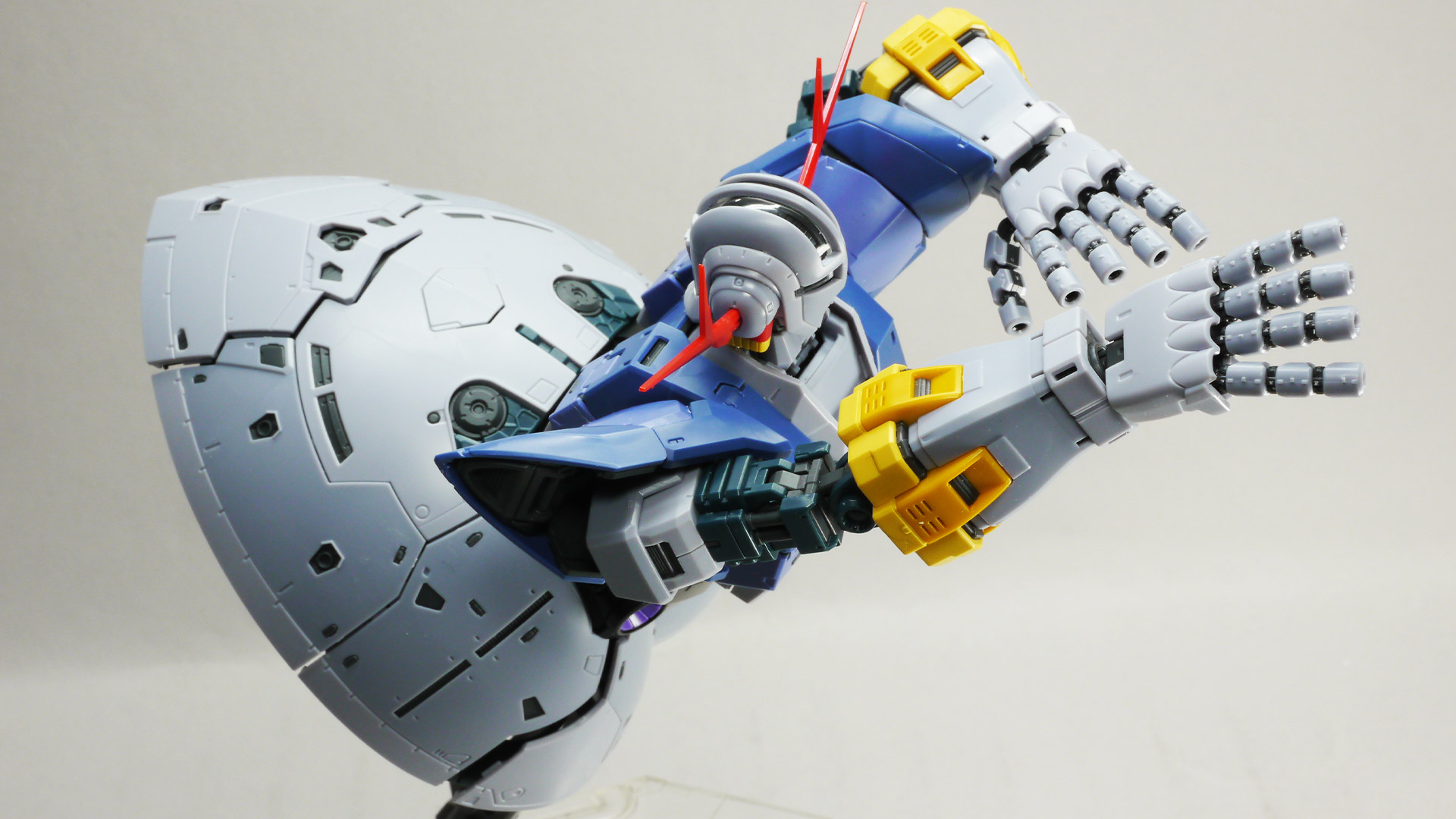 RGならではの可動性能でいろんな表情付けが可能です。携行装備がないジオングですから腕やハンドを大きく振ると見栄がばっちり決まります