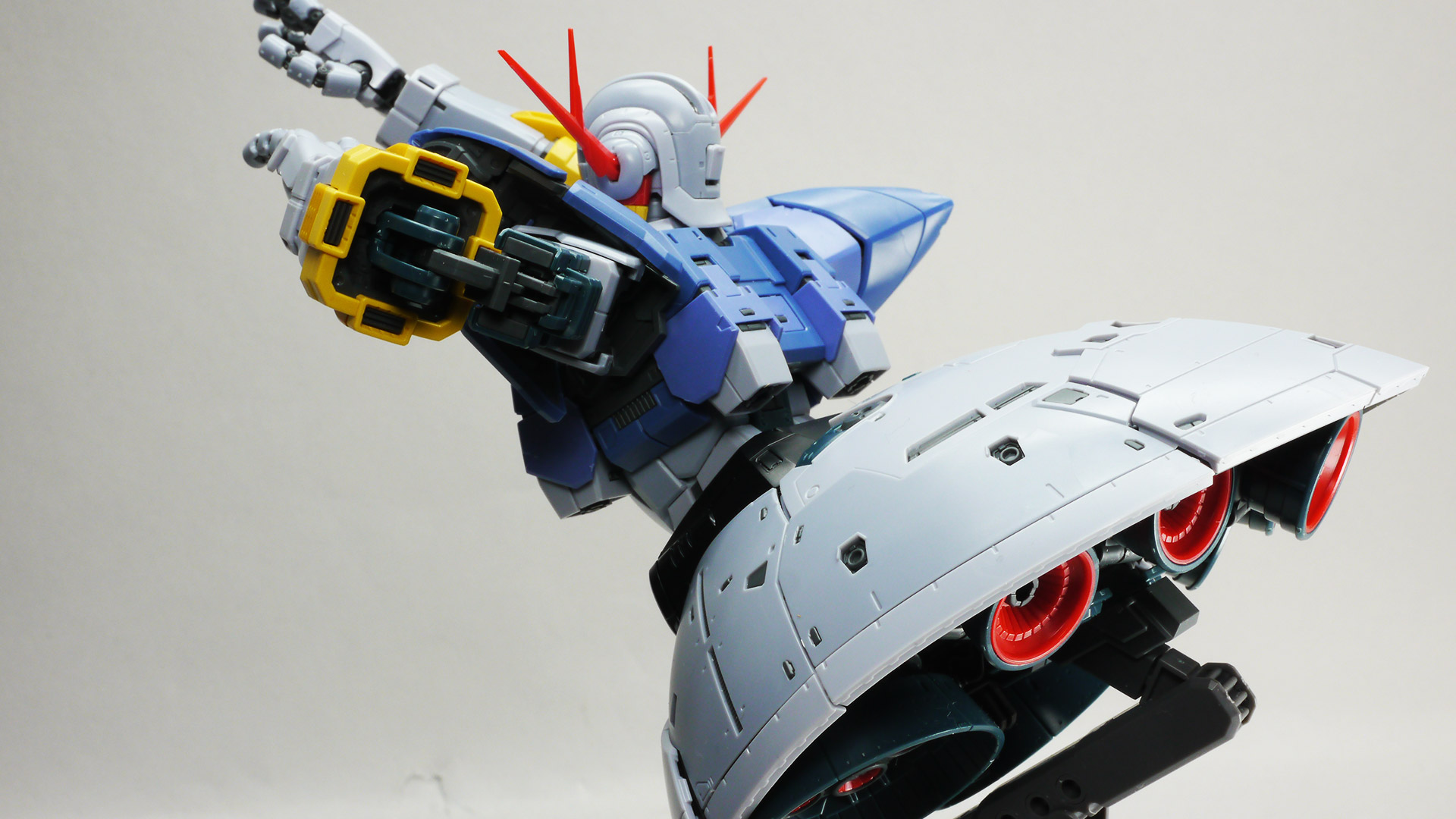 RGならではの可動性能でいろんな表情付けが可能です。携行装備がないジオングですから腕やハンドを大きく振ると見栄がばっちり決まります