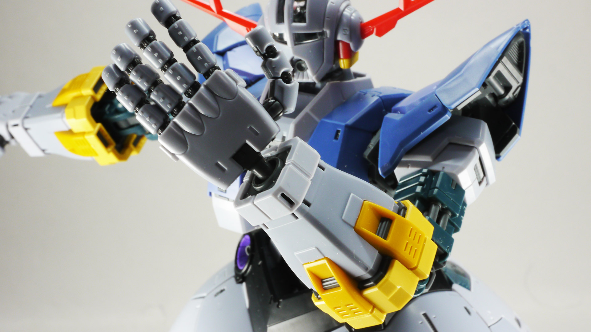 RGならではの可動性能でいろんな表情付けが可能です。携行装備がないジオングですから腕やハンドを大きく振ると見栄がばっちり決まります