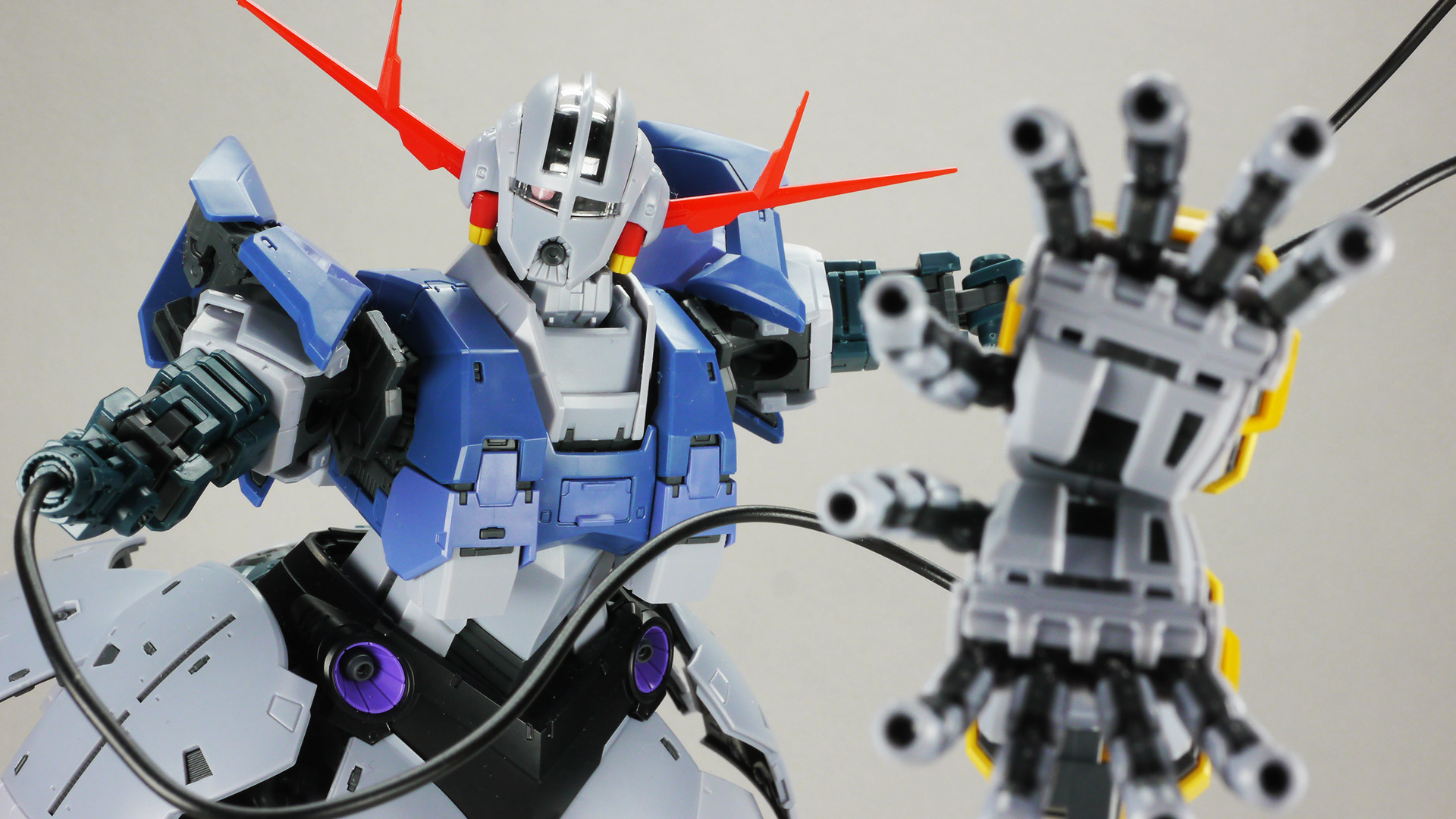 RGならではの可動性能でいろんな表情付けが可能です。携行装備がないジオングですから腕やハンドを大きく振ると見栄がばっちり決まります