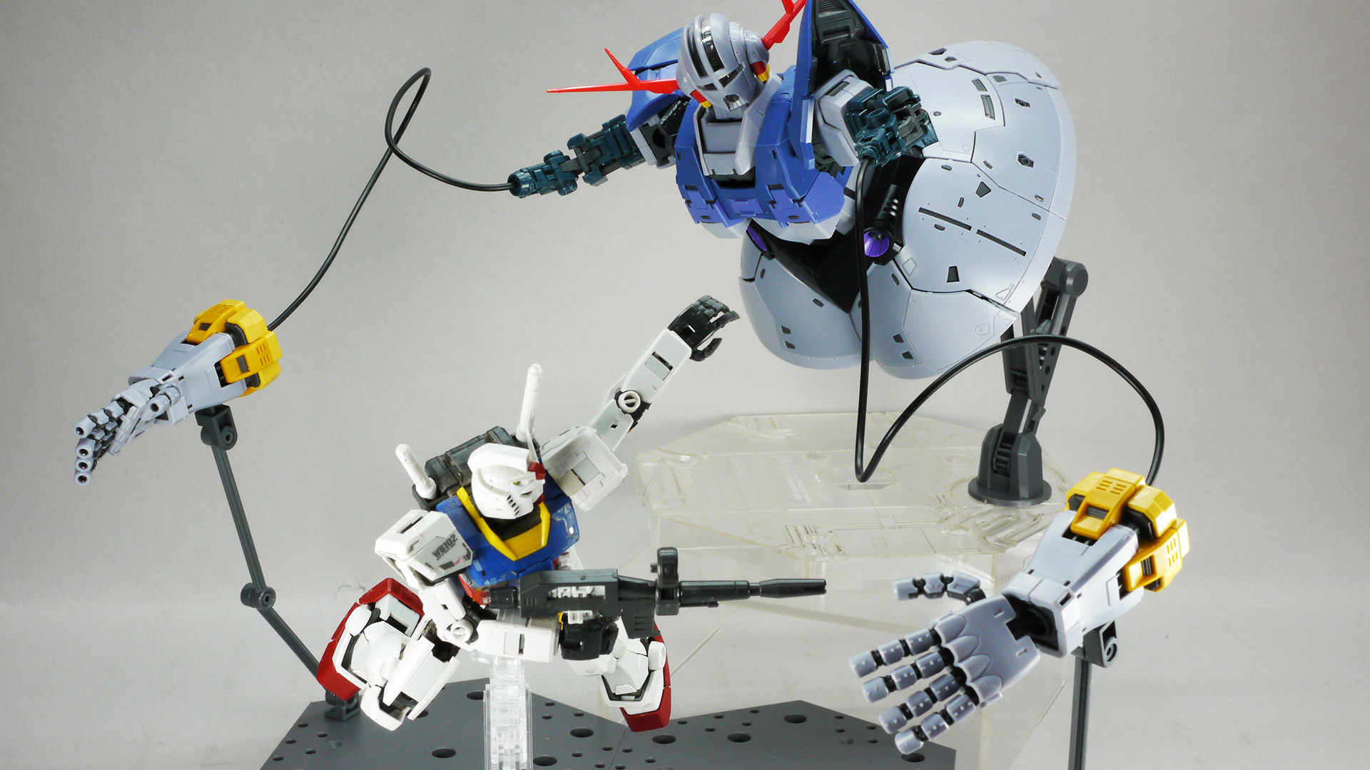 腰から上だけでガンダムと同じくらいの高さがあります。脚のあるパーフェクト・ジオングはかなりの大きさになりそうです