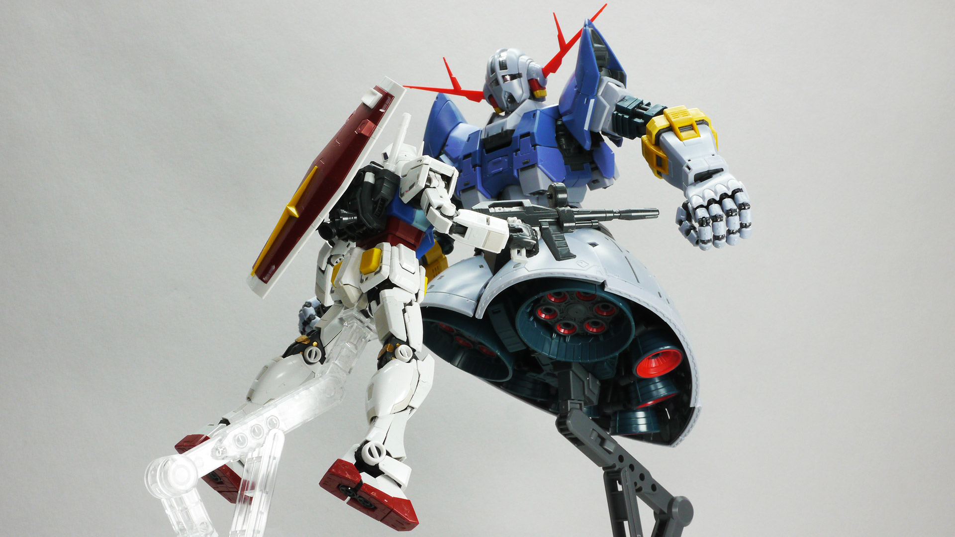 腰から上だけでガンダムと同じくらいの高さがあります。脚のあるパーフェクト・ジオングはかなりの大きさになりそうです