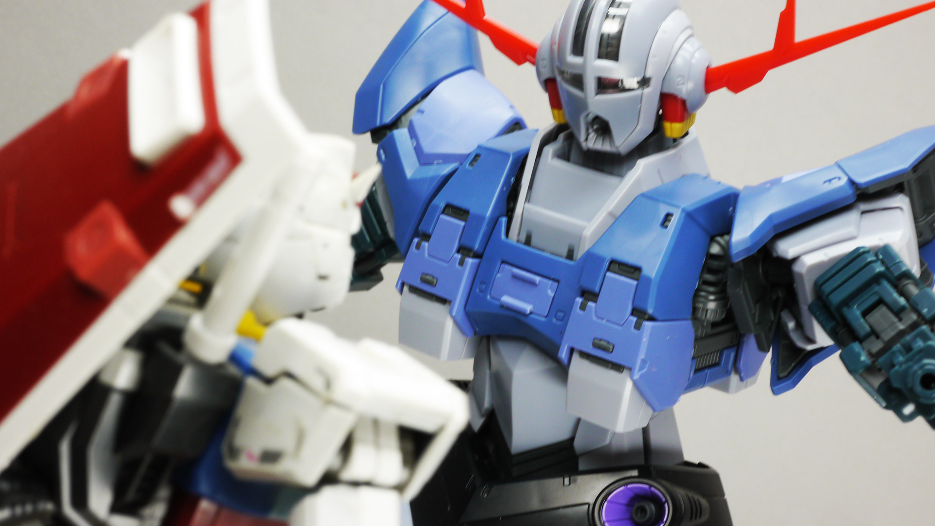 腰から上だけでガンダムと同じくらいの高さがあります。脚のあるパーフェクト・ジオングはかなりの大きさになりそうです