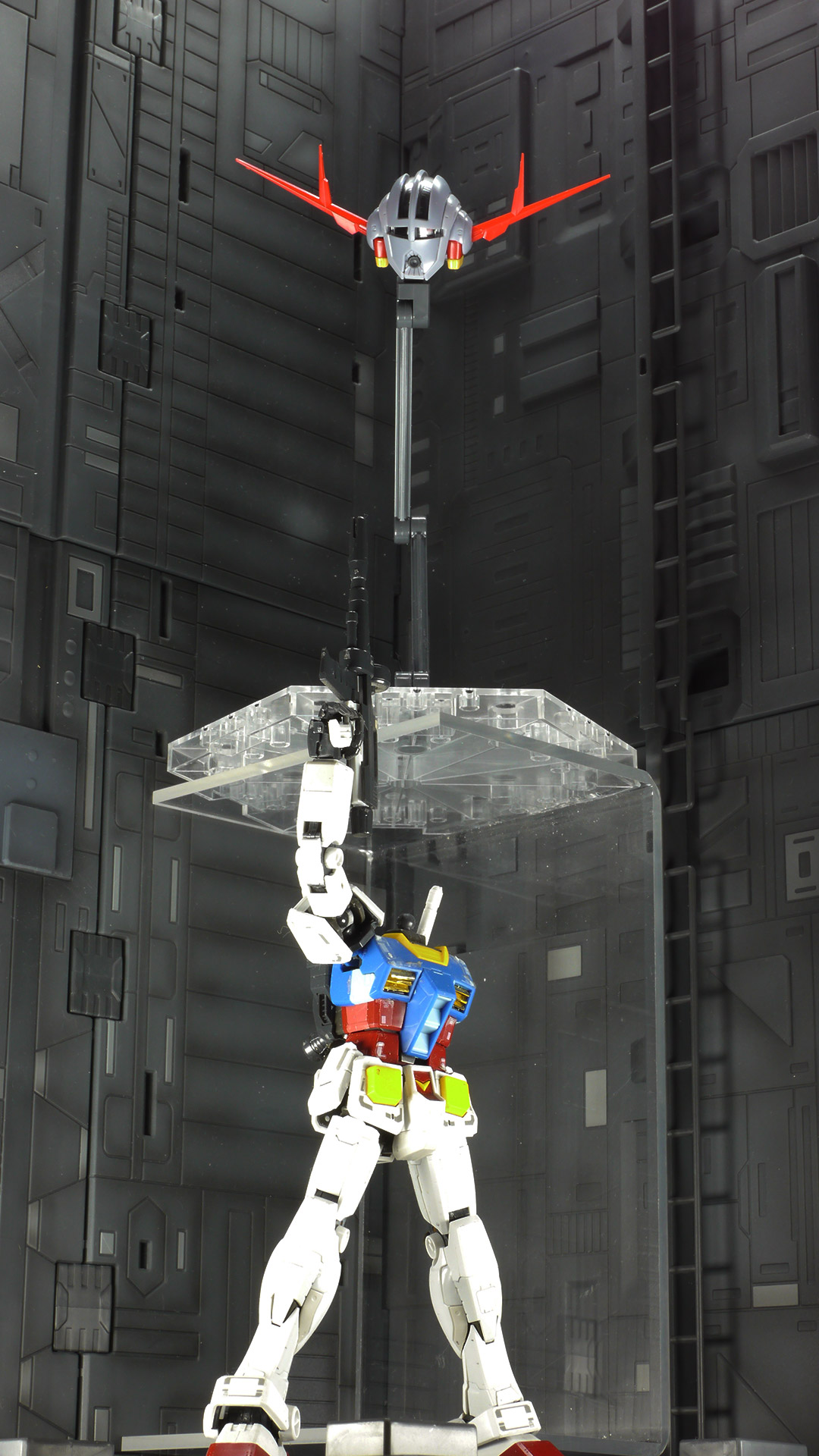 エフェクトパーツはありませんが、通常版でも工夫すればそれっぽく見えます。※背景は縦置きしたホワイトベースのカタパルトデッキです