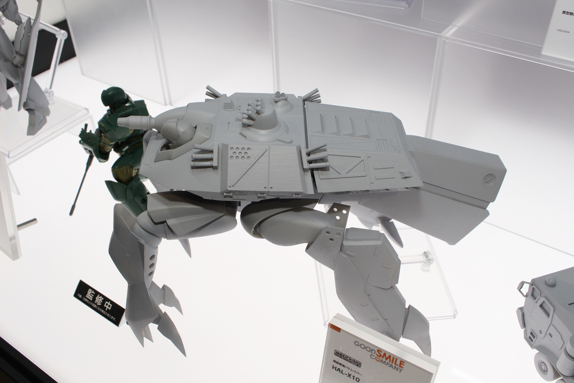 後部のホバーユニットを含めると、かなりの大きさになる