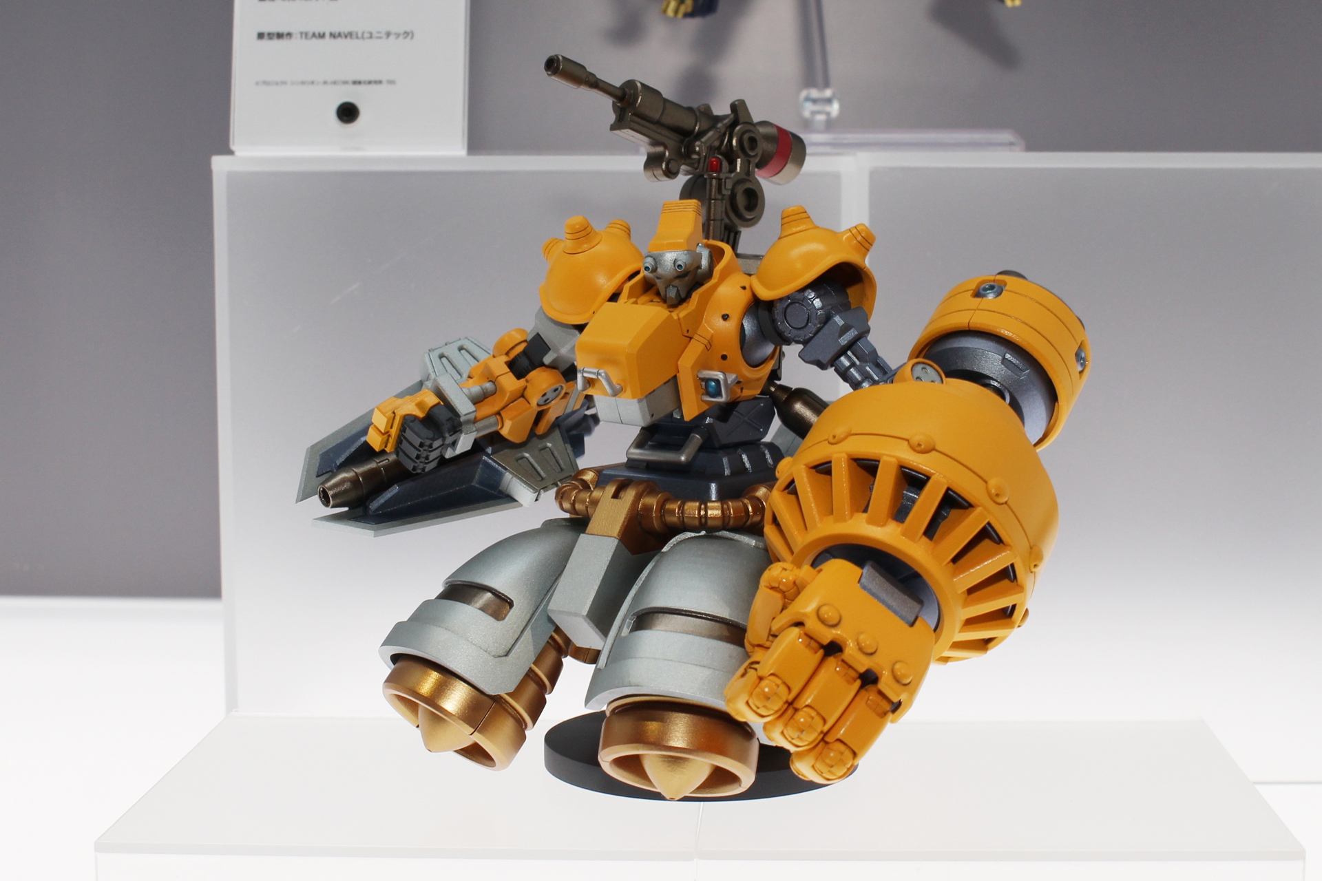 「MODEROID サイバーボッツ ライアット」。巨大な左腕とターボジェットが特徴