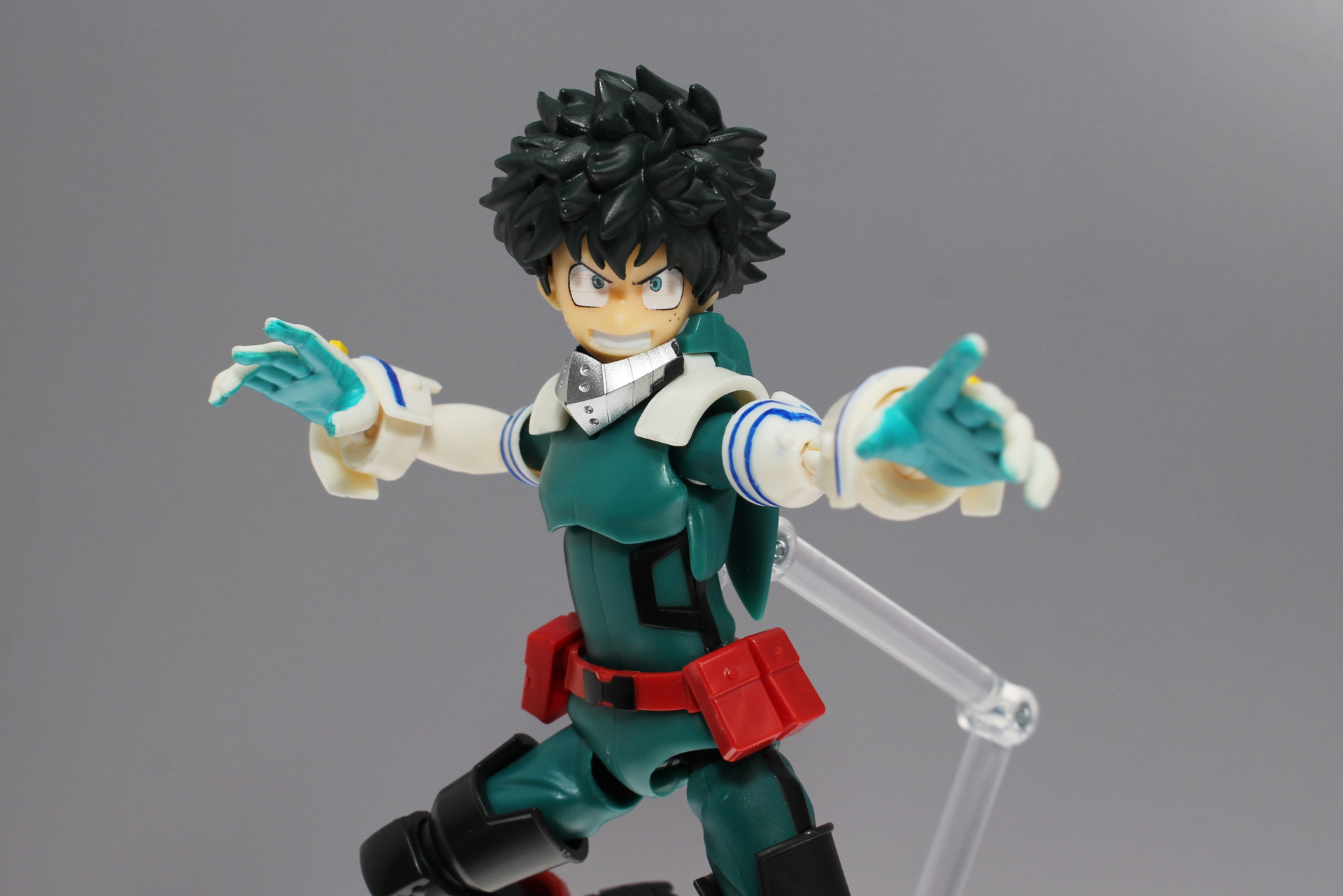 デクの凜々しい表情を組み立てるだけで再現できる。笑顔の表情パーツも付属するようだ