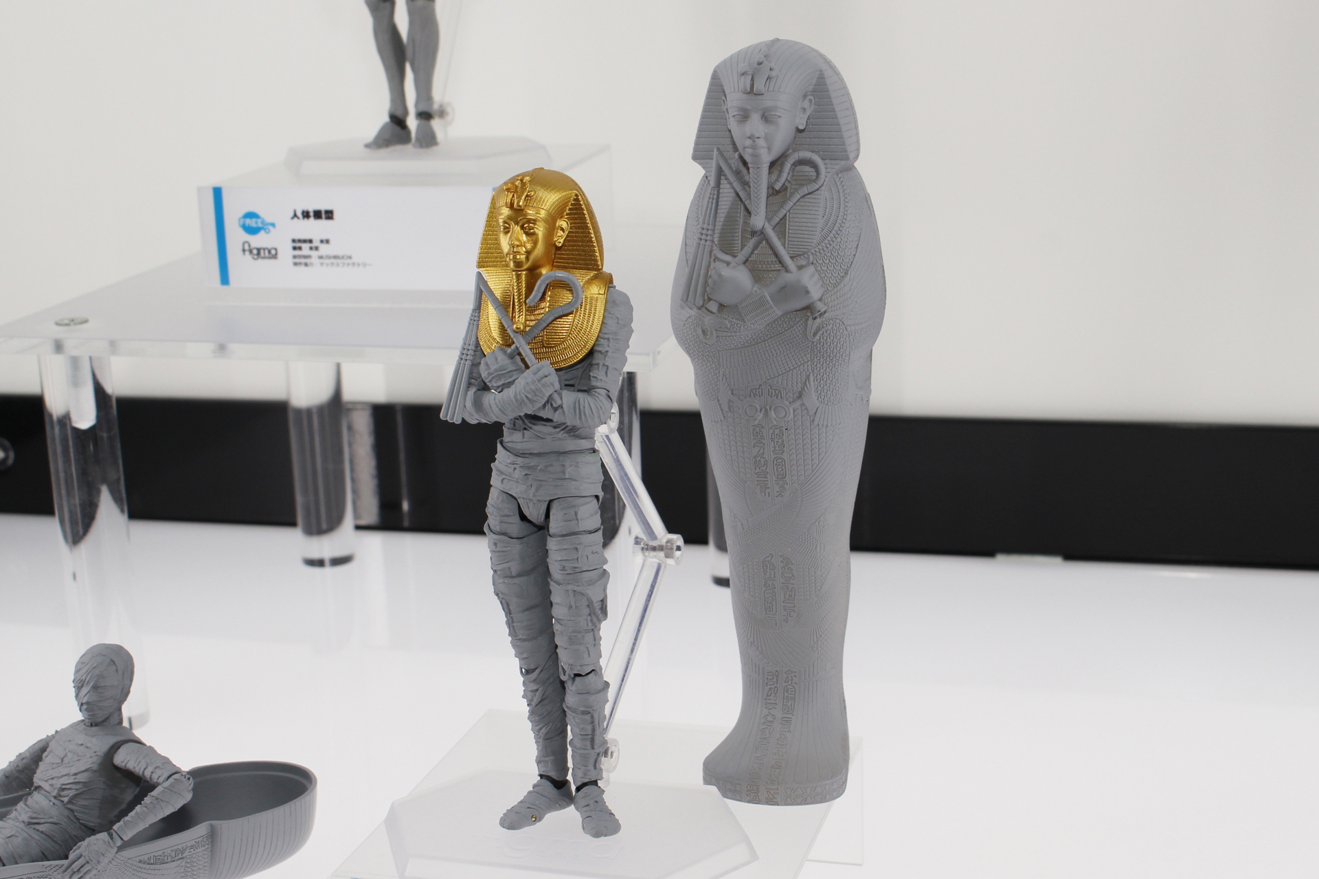 マスクを被ったミイラと棺。ミイラは中におさめることができるようだ