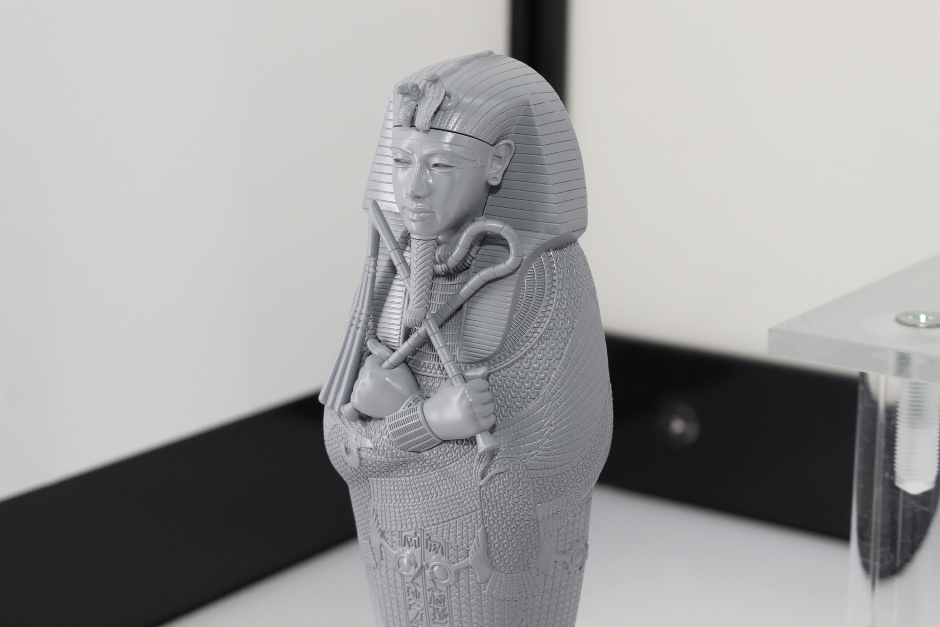 こちらは別途展示されていた棺。顔の部分が別パーツになっている