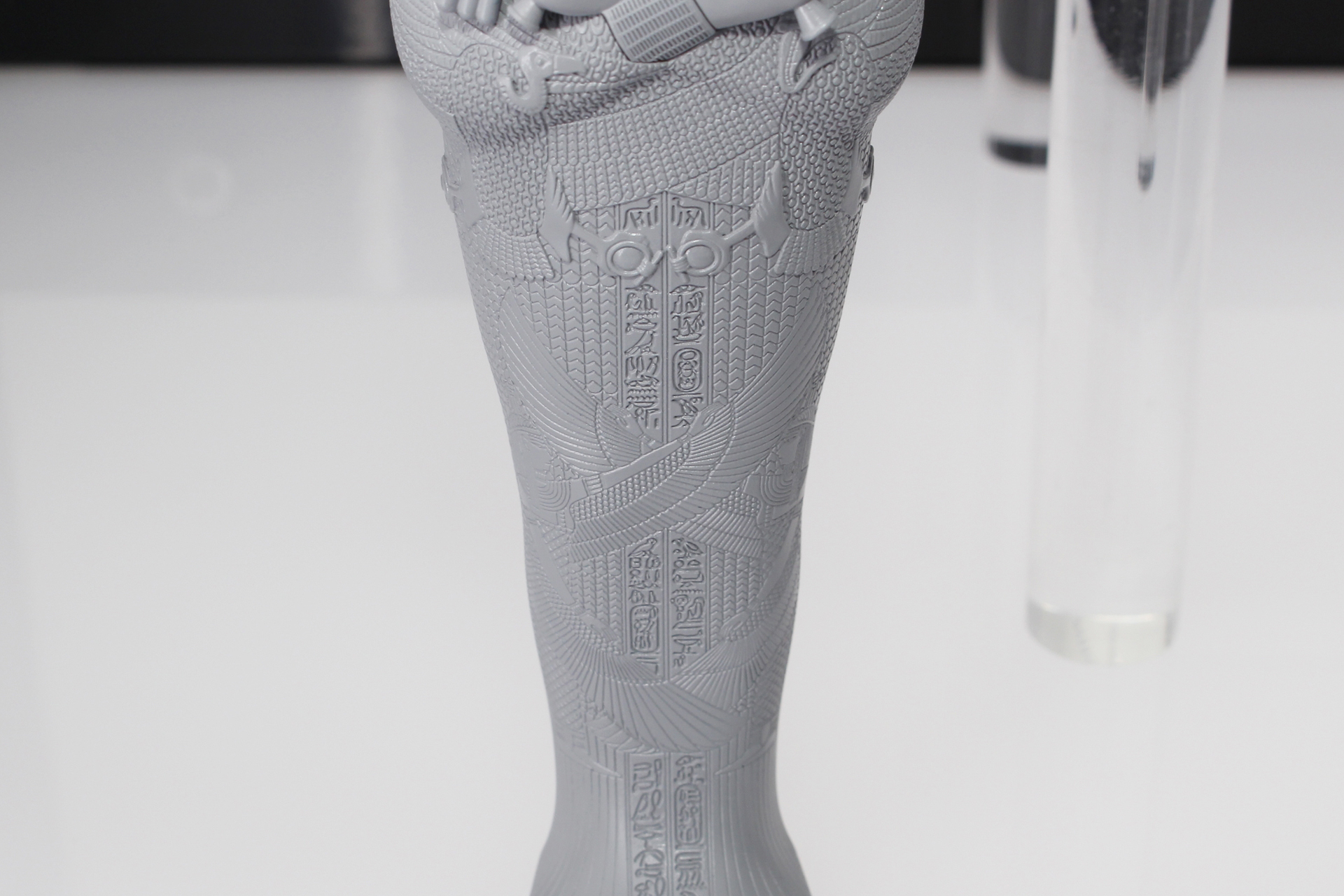 棺には非常に細かなモールドが刻まれている