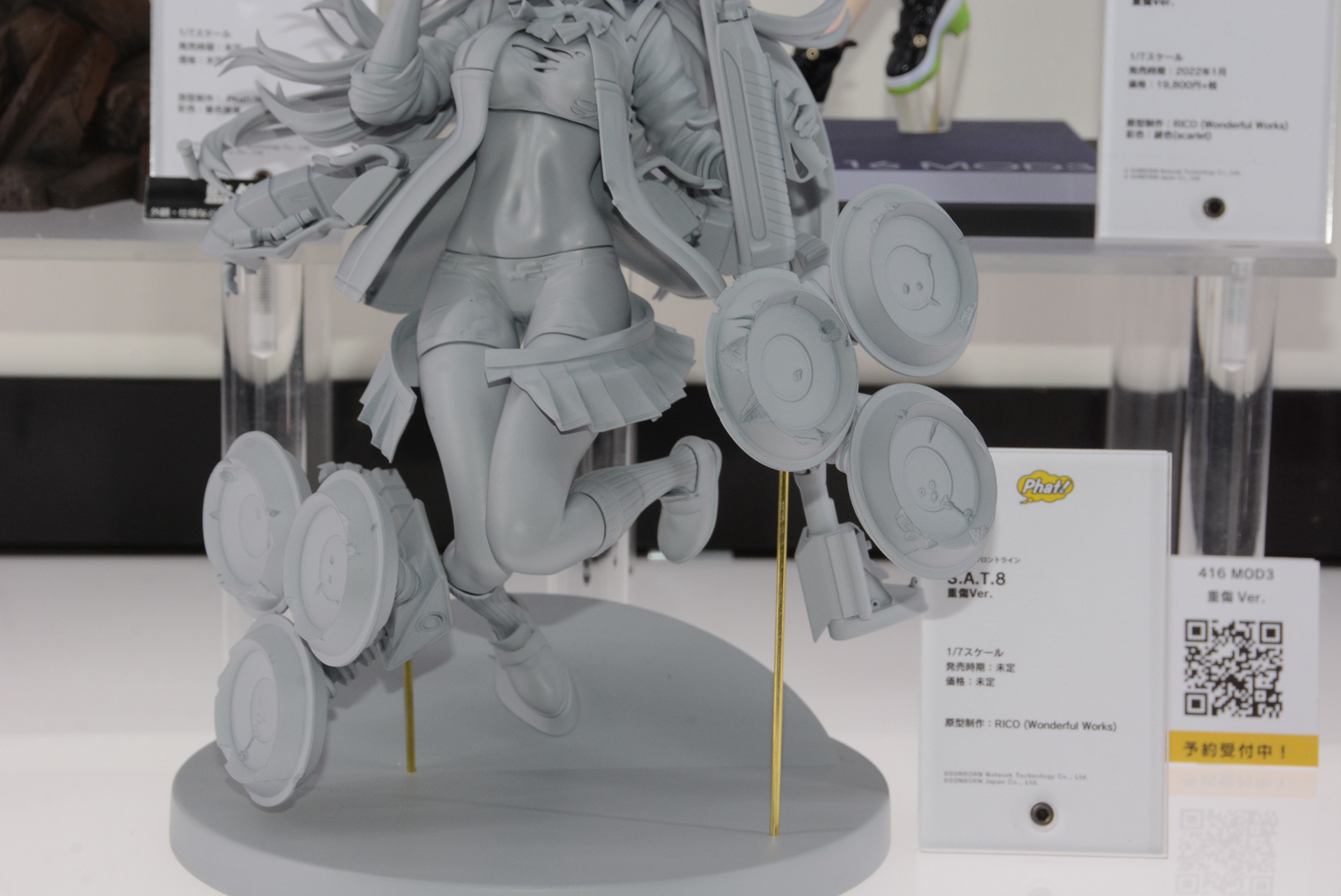 ぼろぼろの服と表情のギャップが面白い