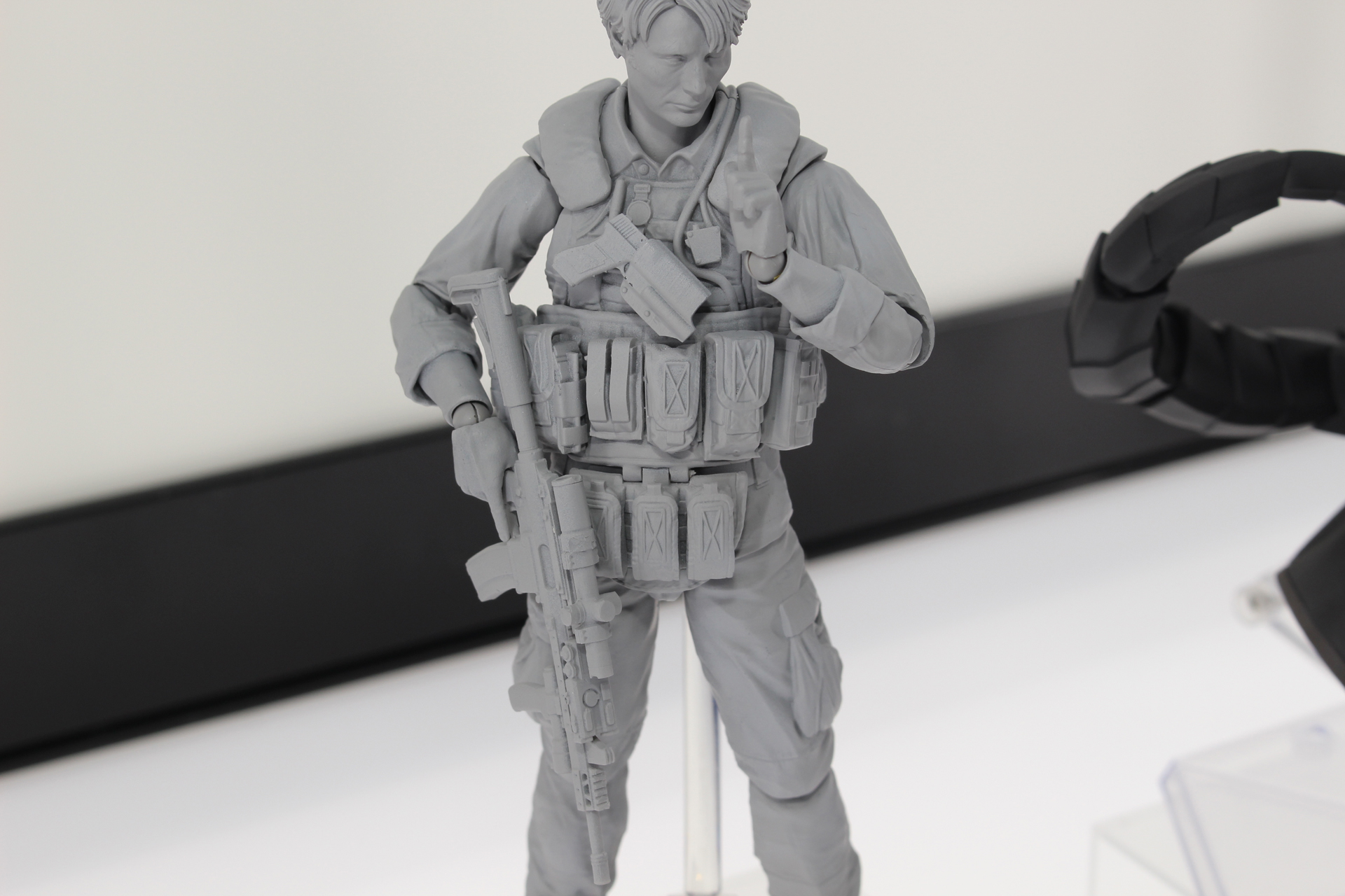 無数の弾薬ポーチやアサルトライフル、ハンドガンのホルスターなどを装備している