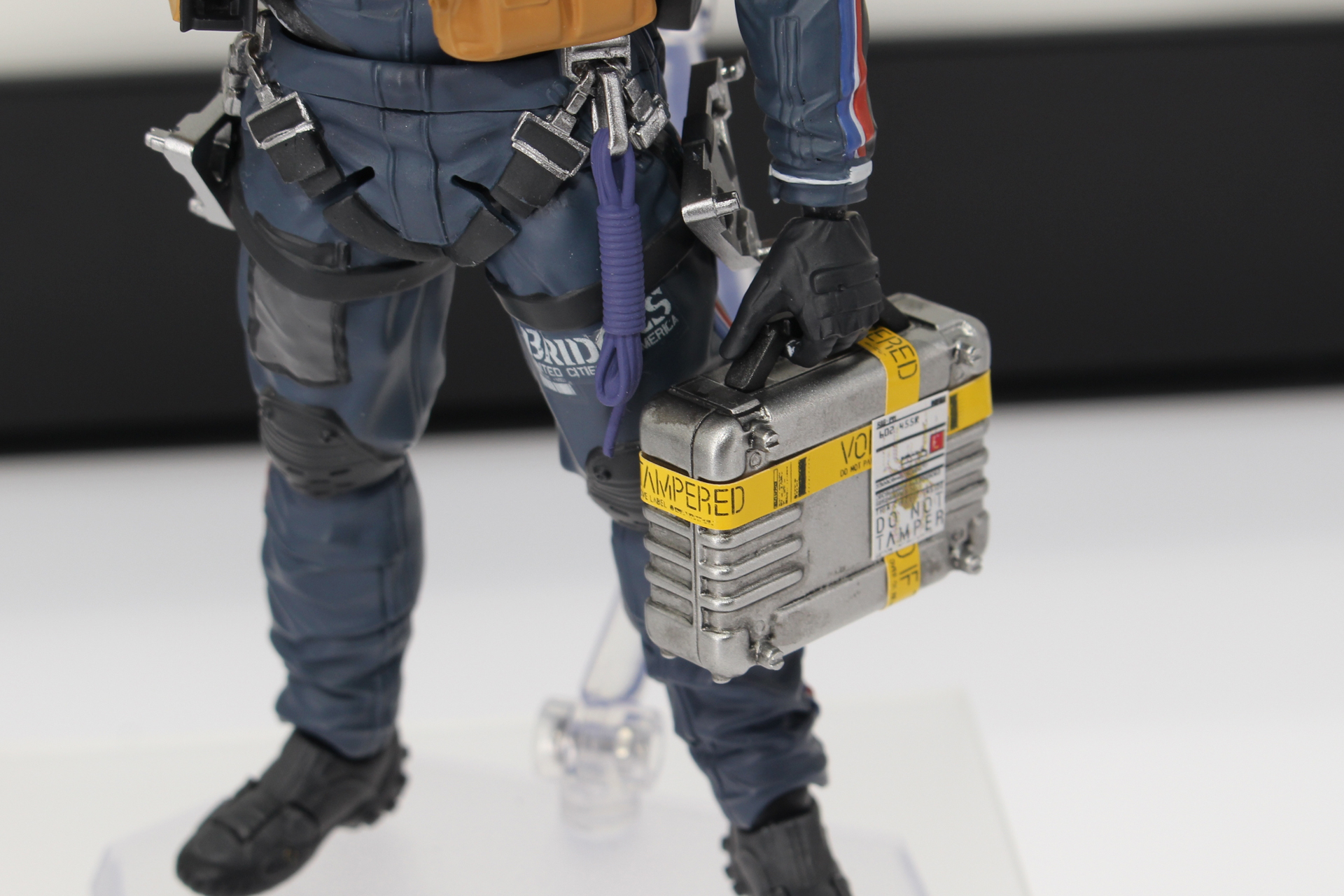 アタッシュケースのダメージセンサーテープとCARGO ID ステッカーは自分で貼る仕様となるそうだ