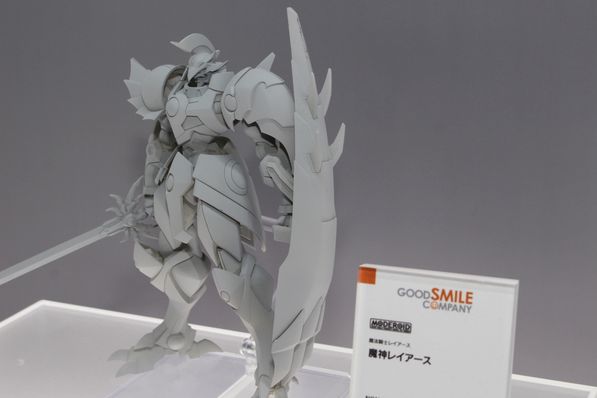 獣のようなツメを携えた巨大な盾を装備