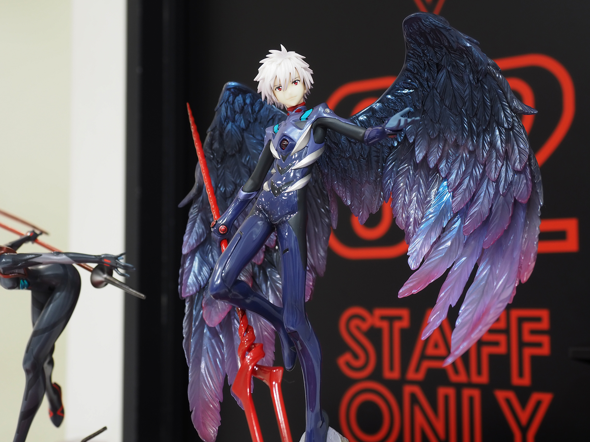 池袋のエヴァストアでは、アヤナミと同時にすでに発売済の「Precious G.E.M.シリーズ ヱヴァンゲリヲン新劇場版 渚カヲル」も同時展示されていた。それぞれの違いを見比べてみるのも面白いかもしれない。