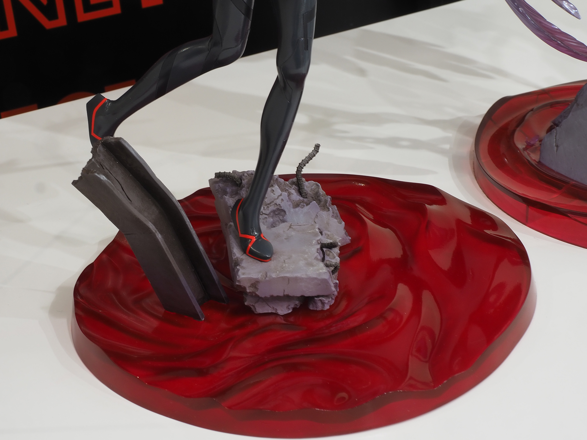 台座部分もエヴァの世界観をイメージした、なかなか凝った造形になっている。