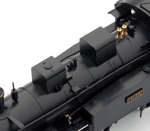 街頭インタビューでおなじみ、新橋のSLがプラモデルに