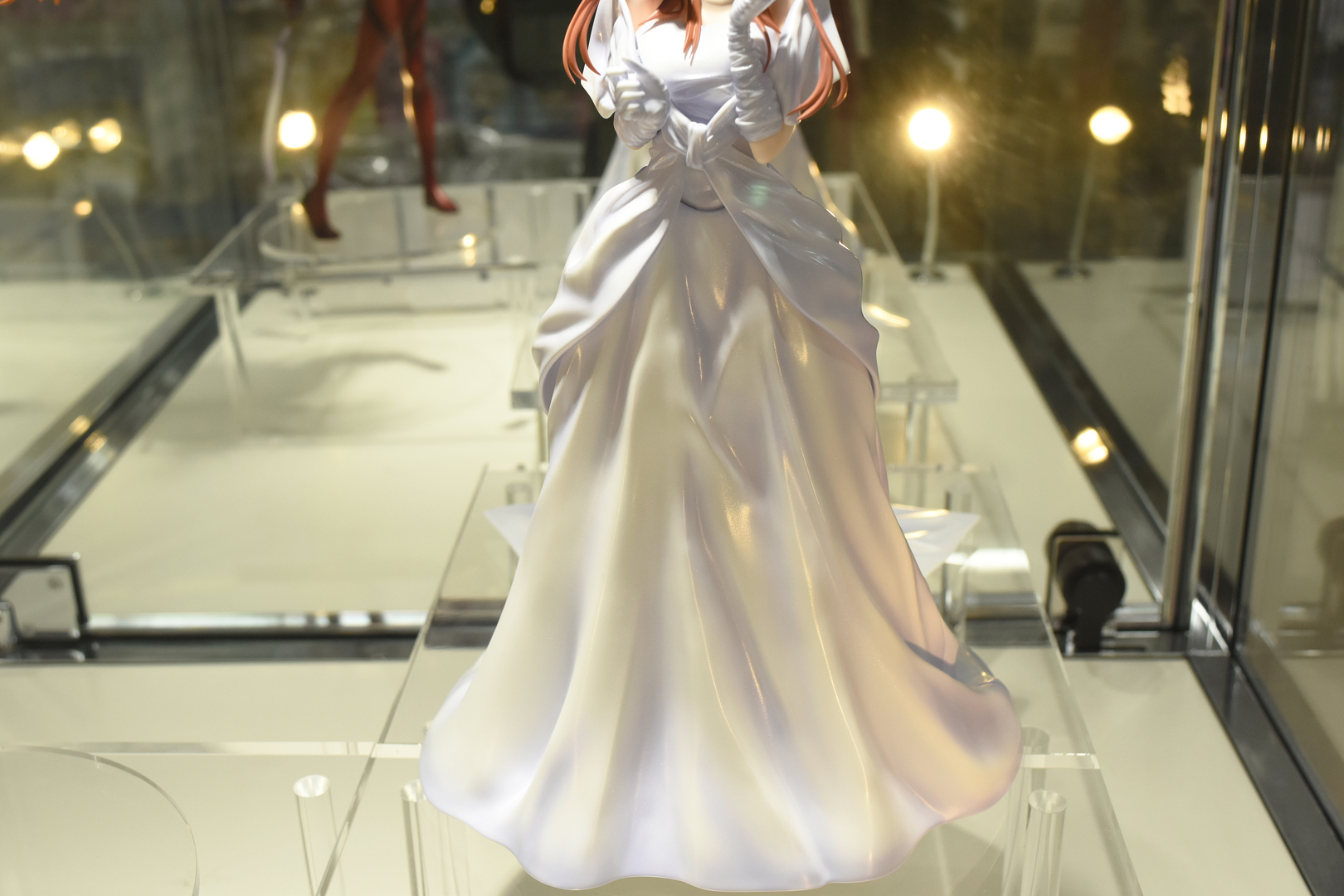 パールホワイトのカラーが綺麗なドレス。生地の流れもとてもリアル