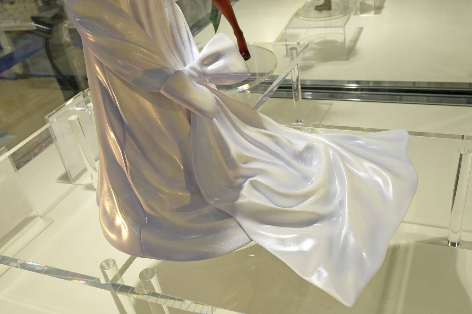 ドレスは足元で大きく広がっていて、かなりのインパクトがある