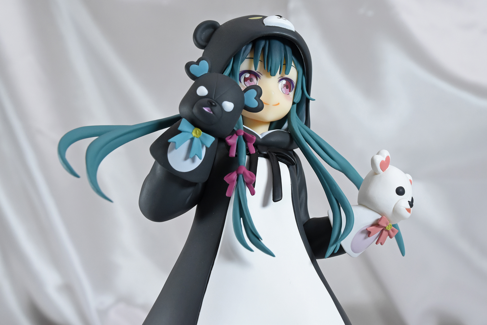 手には白と黒のパペット。表情がそれぞれ違うのもポイント