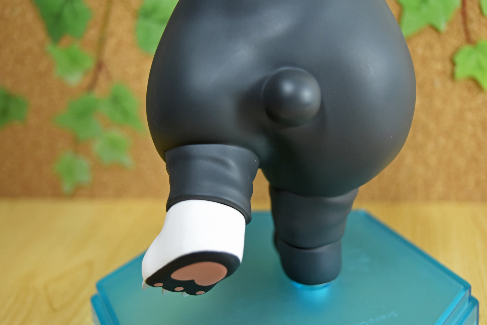 スーツのシワまで表現するこだわりっぷり
