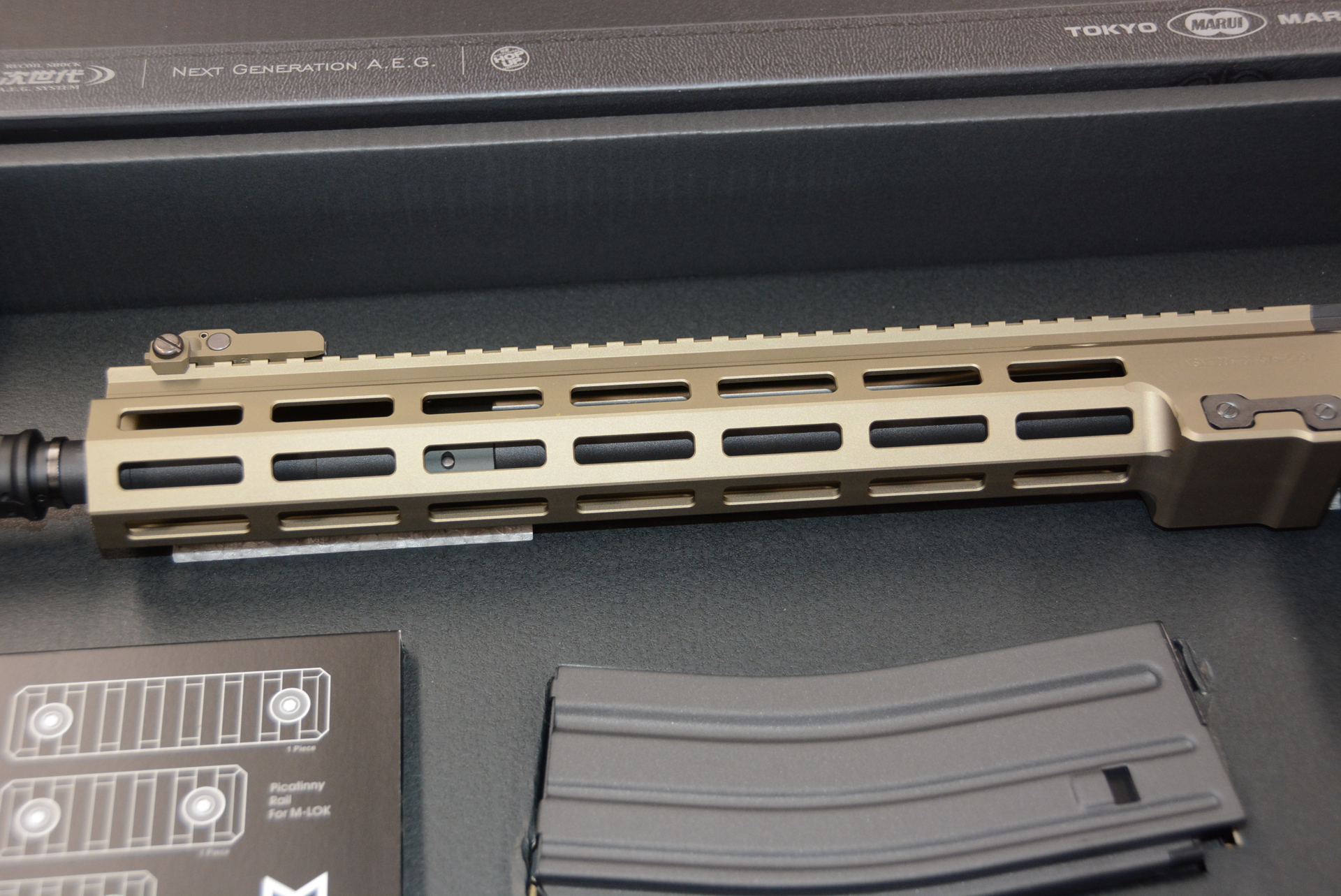 アルミ削り出しのハンドガードは、M-LOCKを使うことで様々な場所に装備を取り付けられる